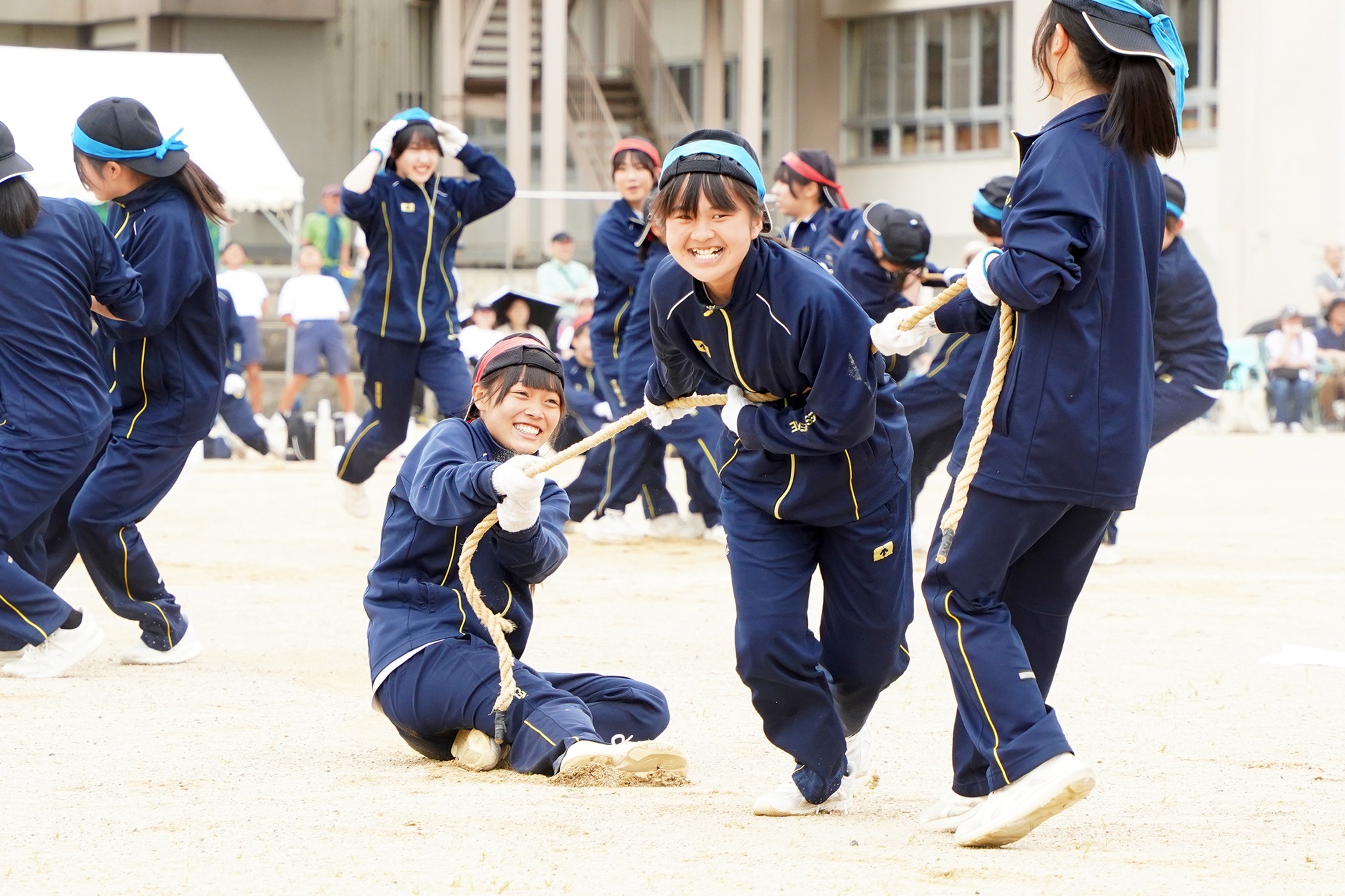 古川中学校で体育祭が行われ、生徒らの大歓声が大空に響きわたりました