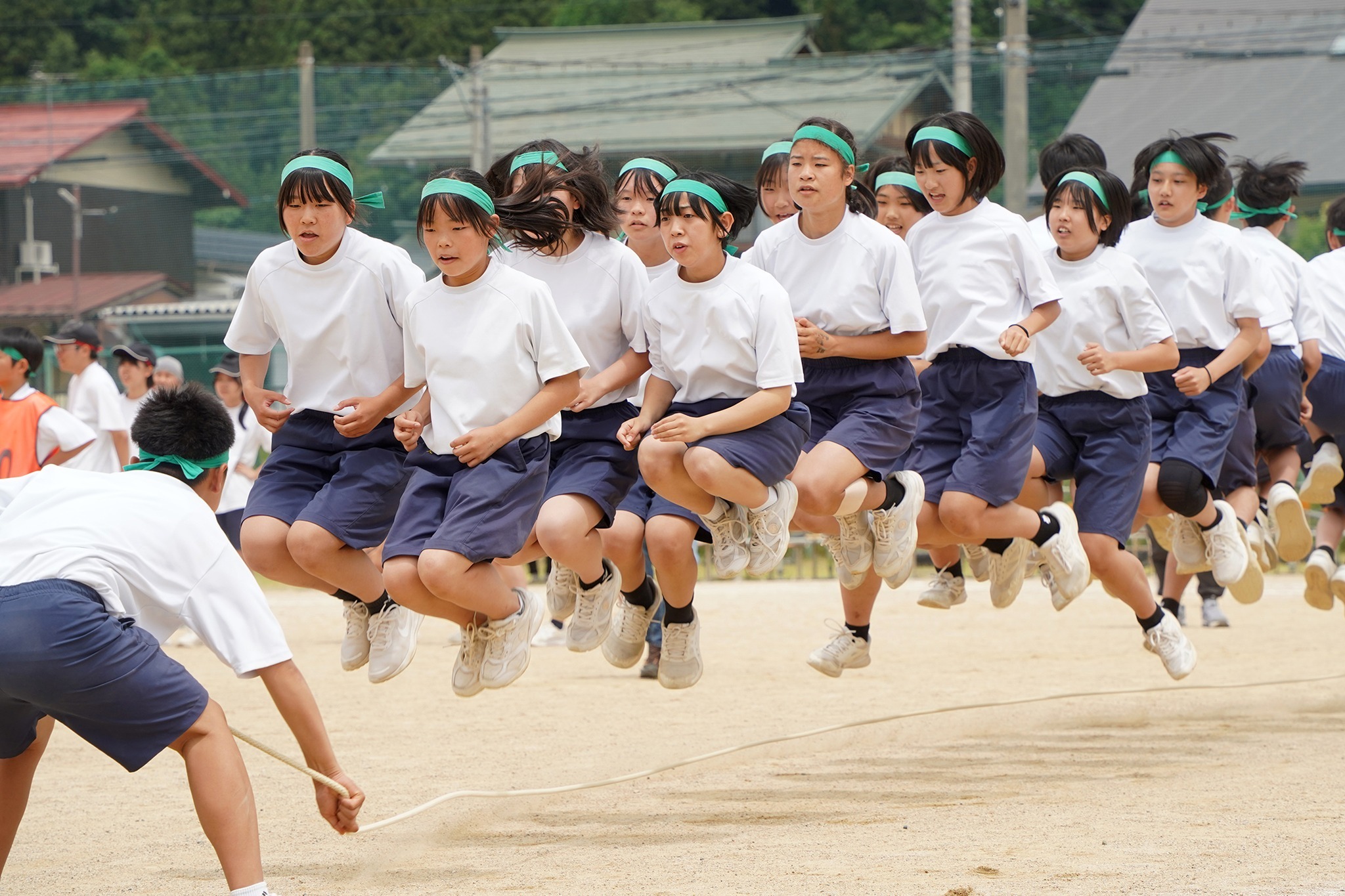 古川中学校で体育祭が行われ、生徒らの大歓声が大空に響きわたりました