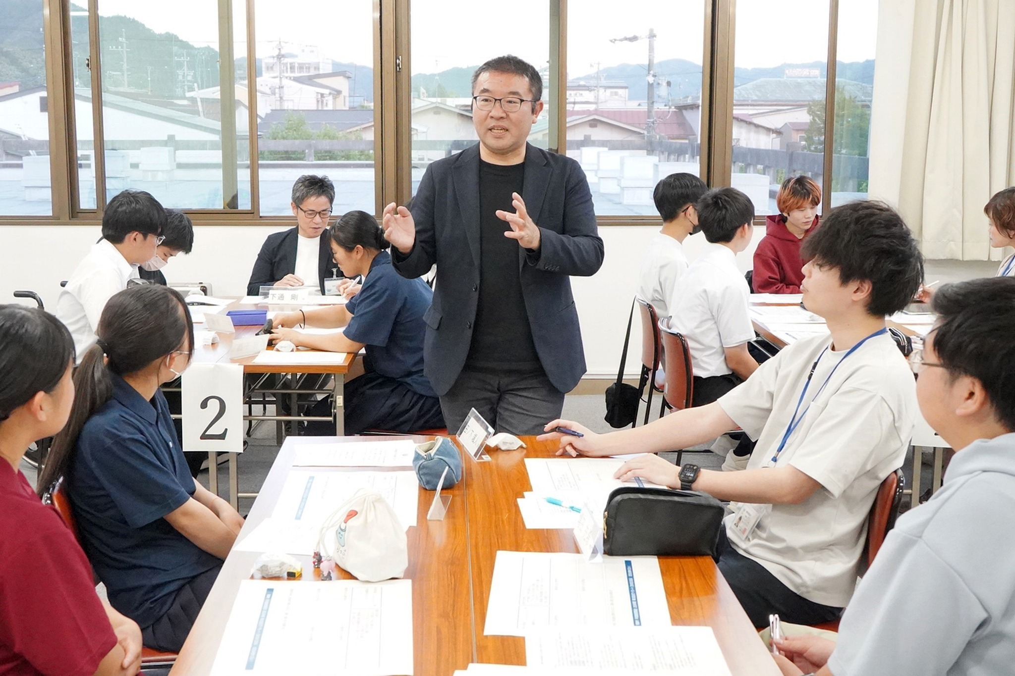 中高生や大学生も参加し、平和な社会に向けた具体的な行動を考えました