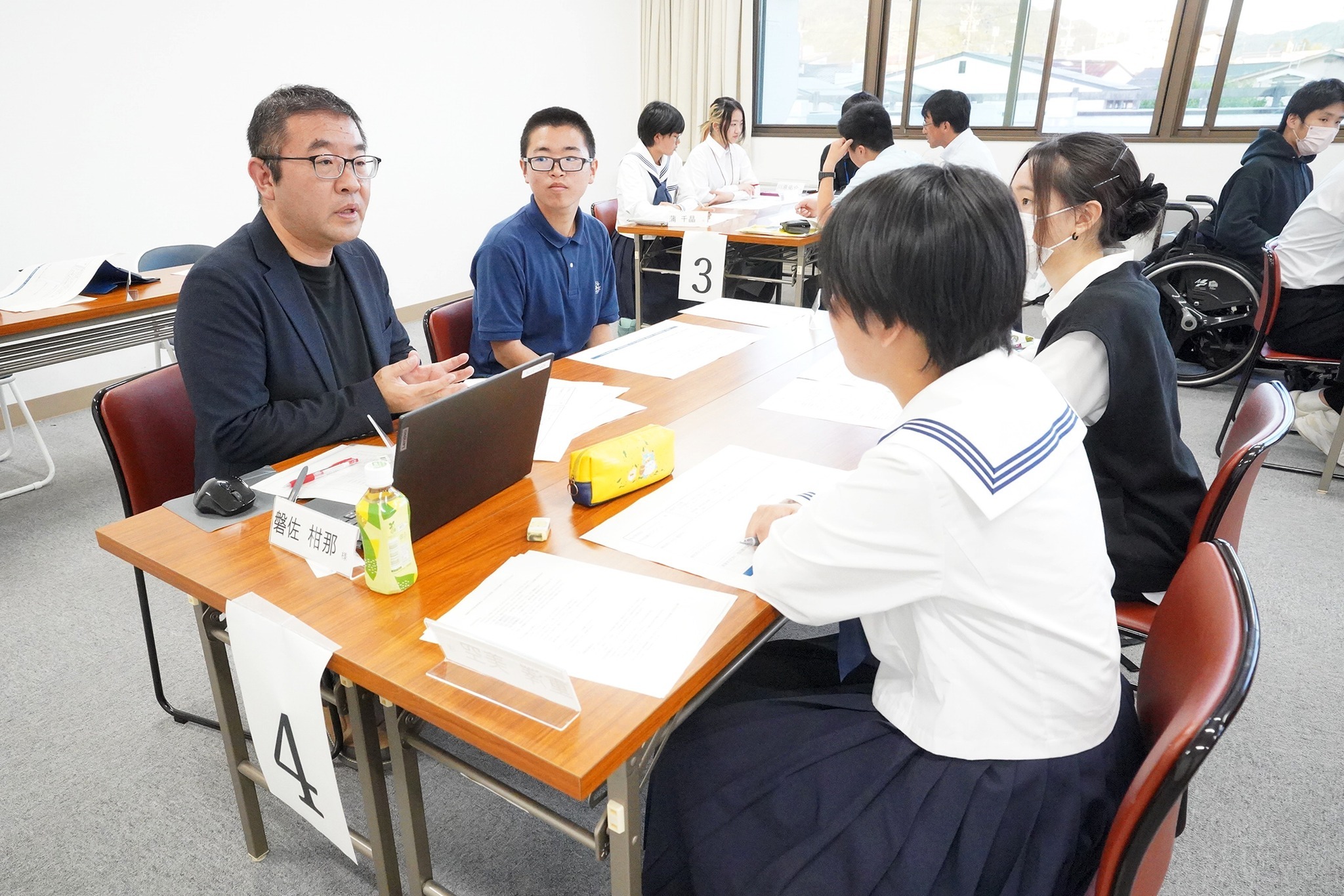 中高生や大学生も参加し、平和な社会に向けた具体的な行動を考えました