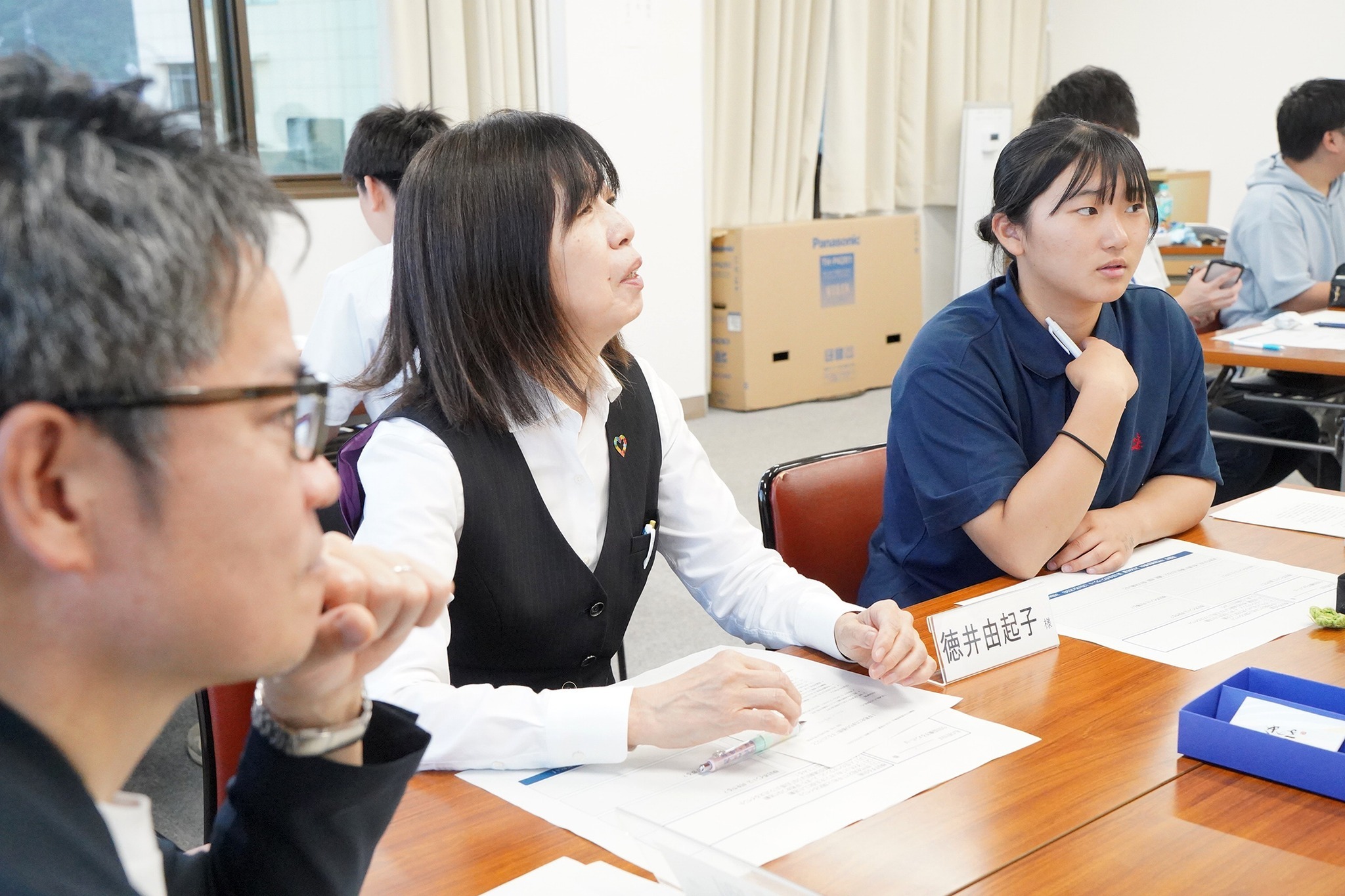 中高生や大学生も参加し、平和な社会に向けた具体的な行動を考えました