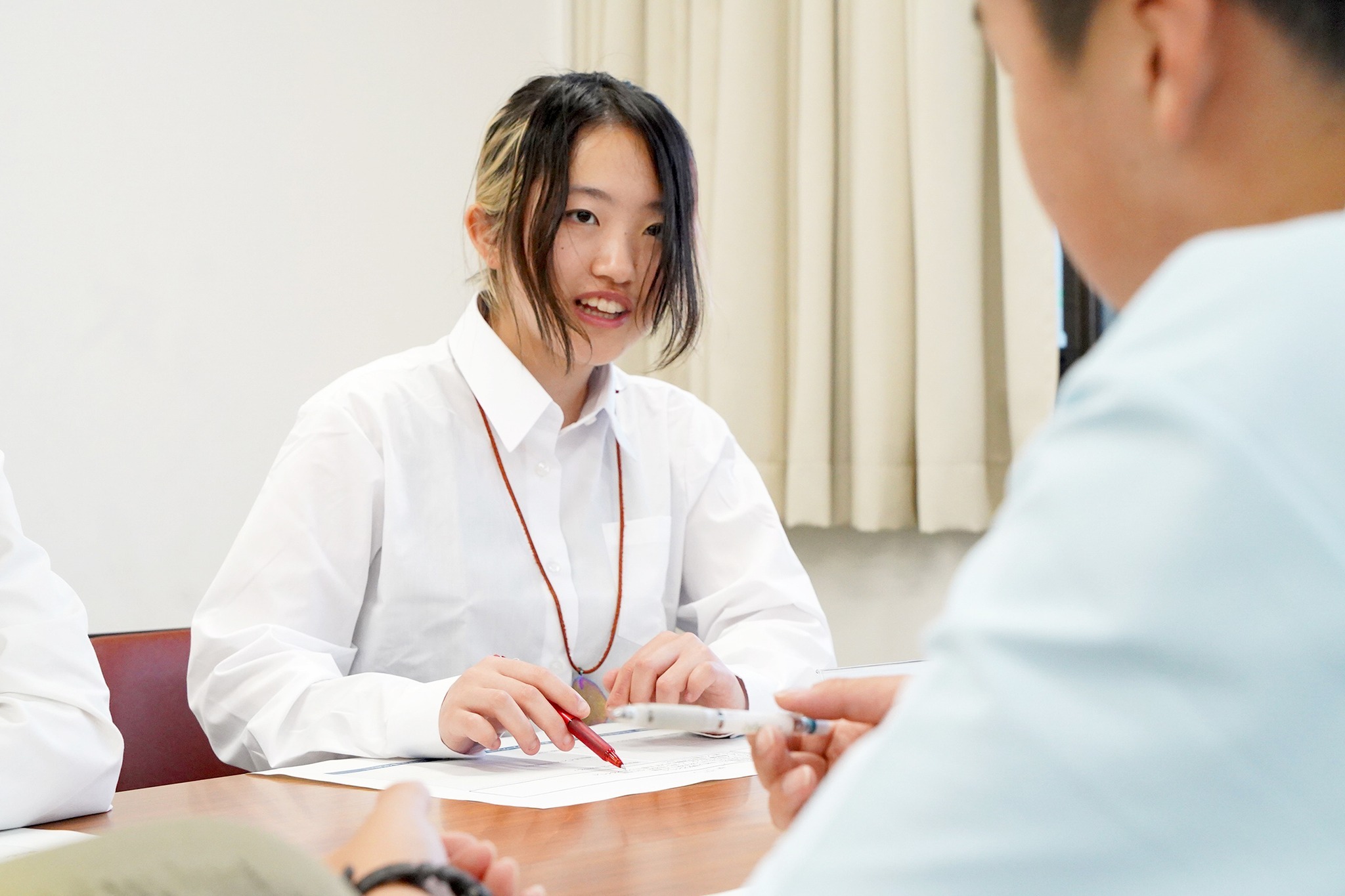 中高生や大学生も参加し、平和な社会に向けた具体的な行動を考えました