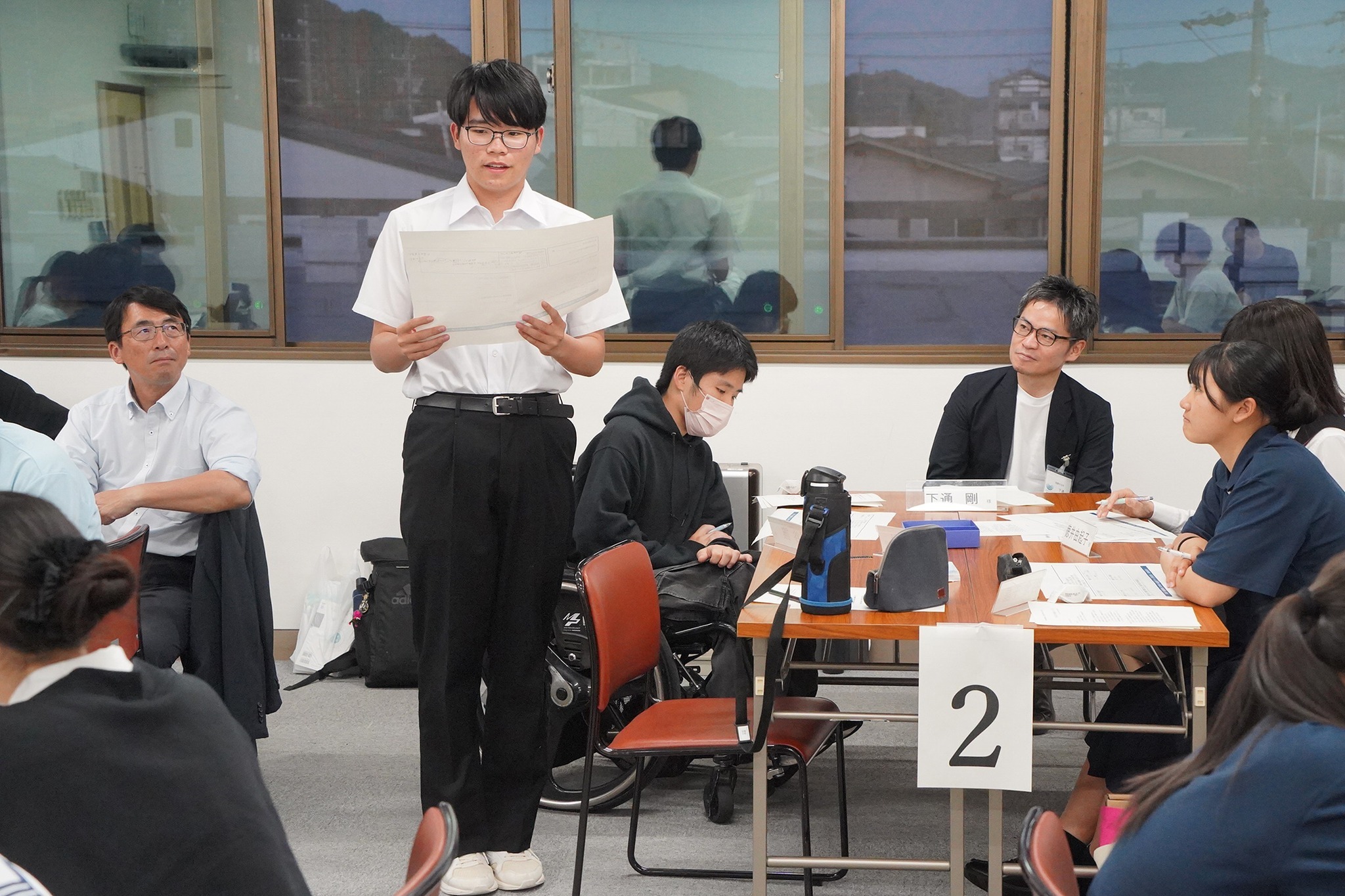 中高生や大学生も参加し、平和な社会に向けた具体的な行動を考えました