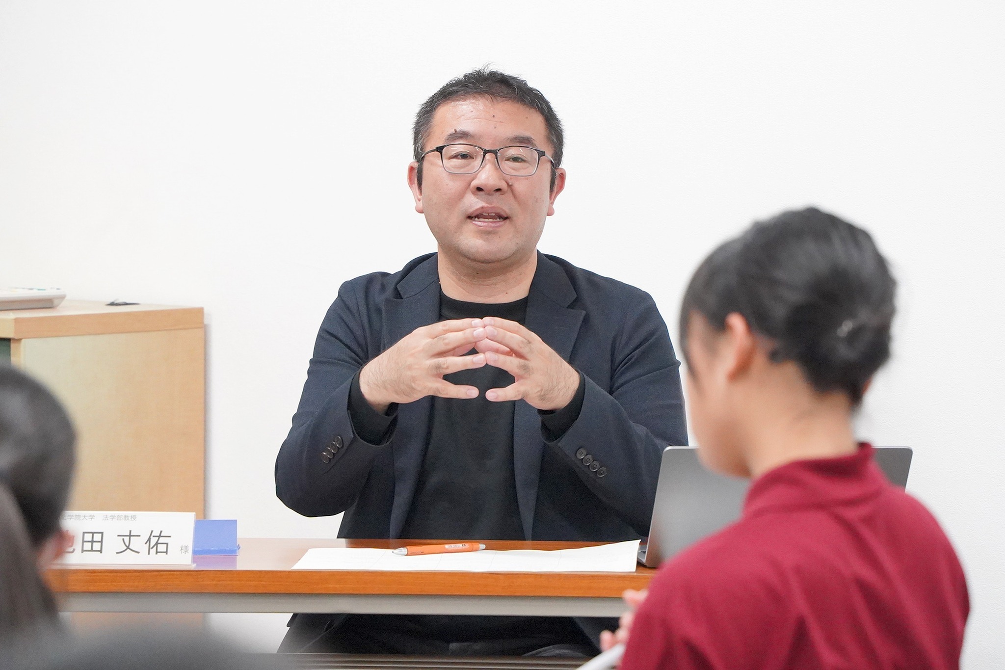 中高生や大学生も参加し、平和な社会に向けた具体的な行動を考えました