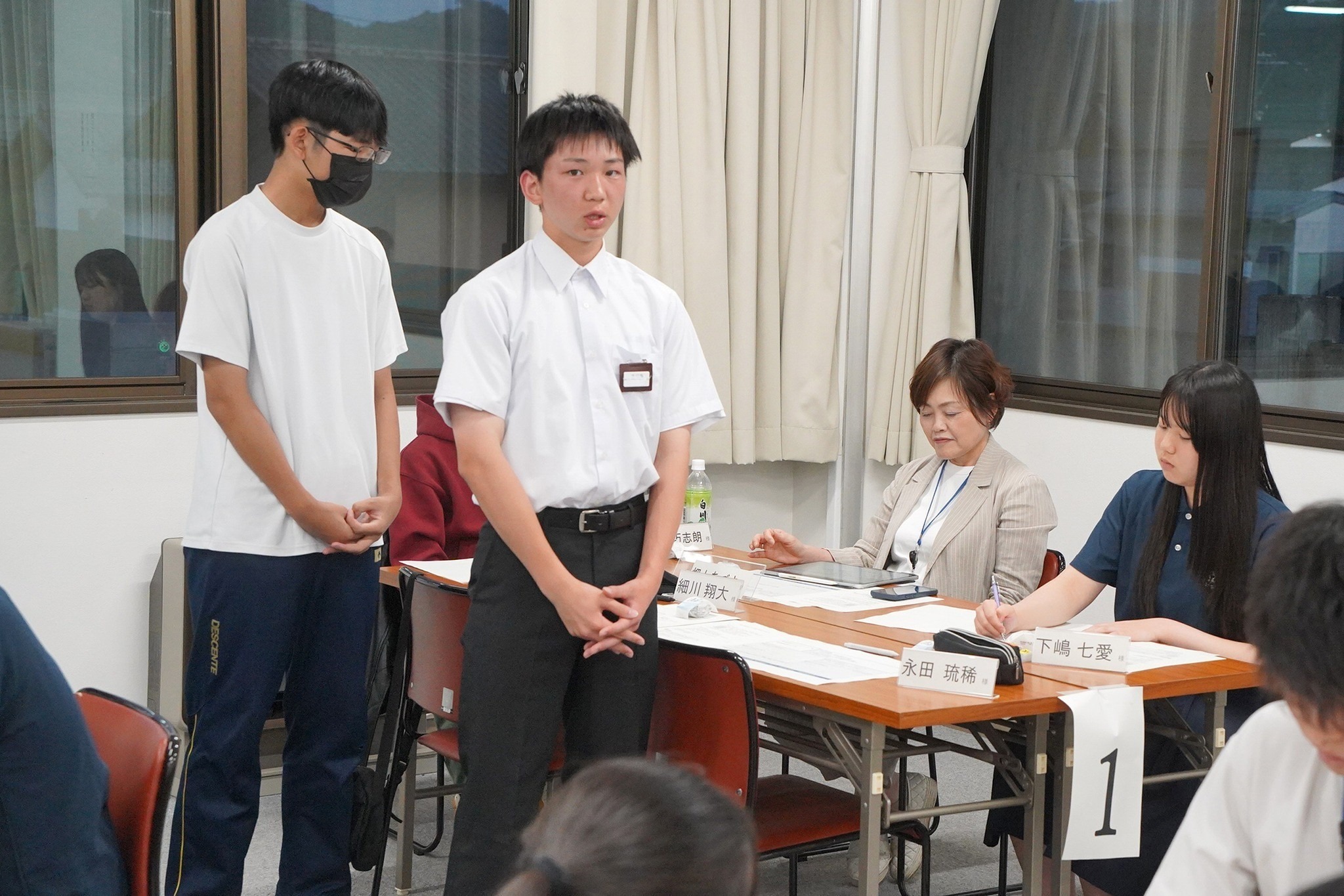 中高生や大学生も参加し、平和な社会に向けた具体的な行動を考えました