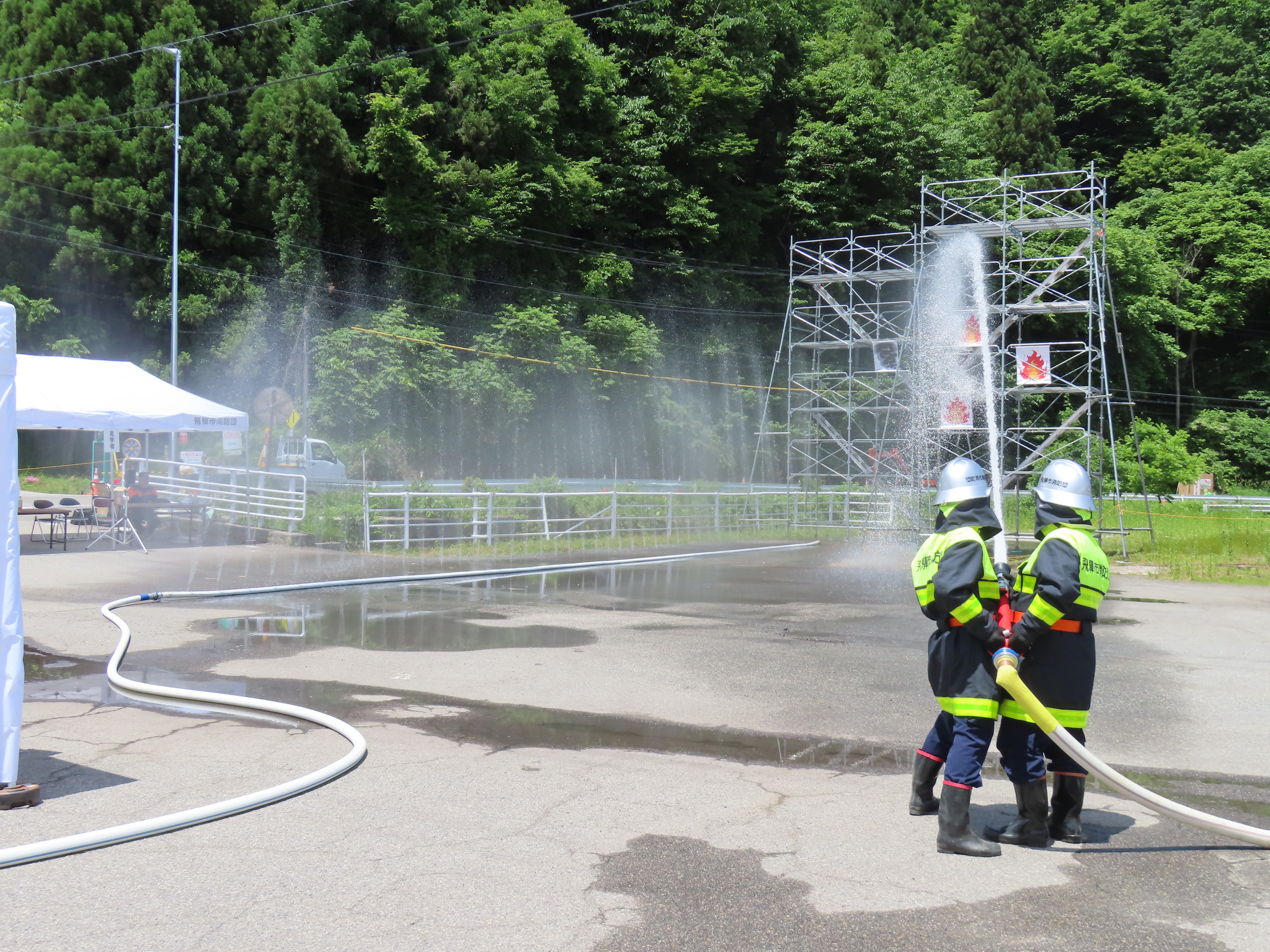 飛騨市消防団が消火技術の向上を目指し、飛衛消火訓練会を行いました