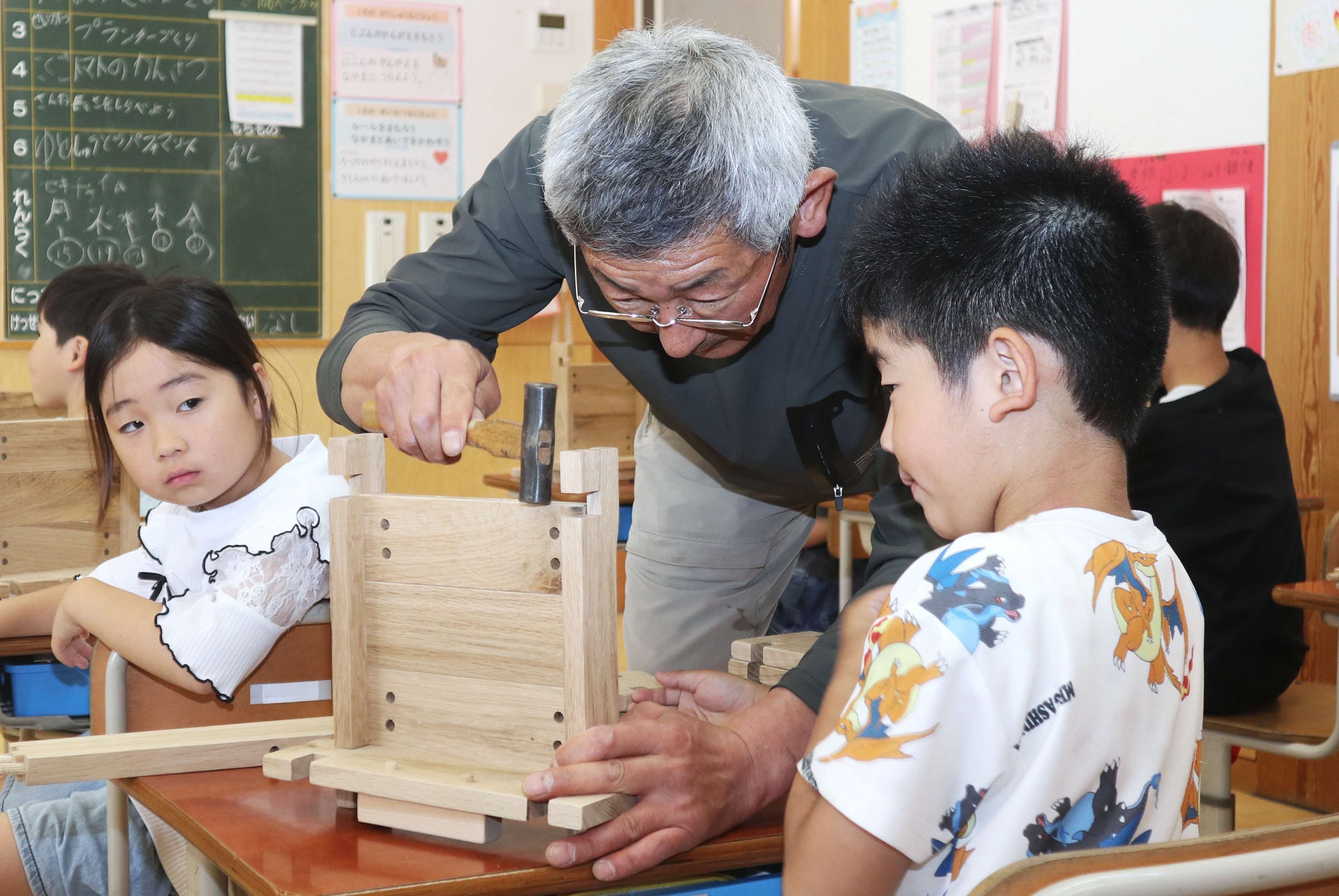 古川小の児童ら、広葉樹の鉢キットで野菜づくりに挑戦!