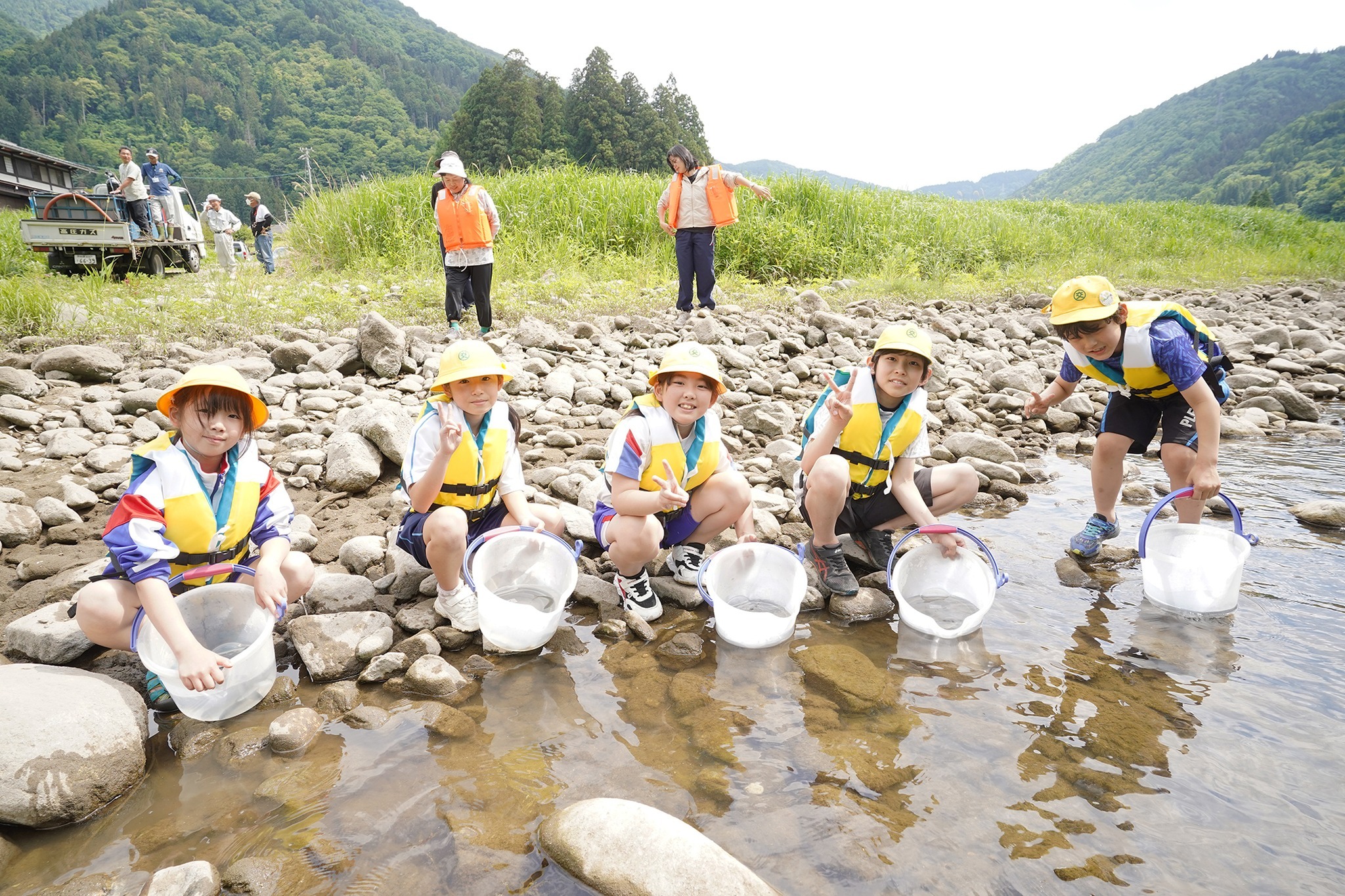 宮川小学校の児童が稚アユの放流を体験
