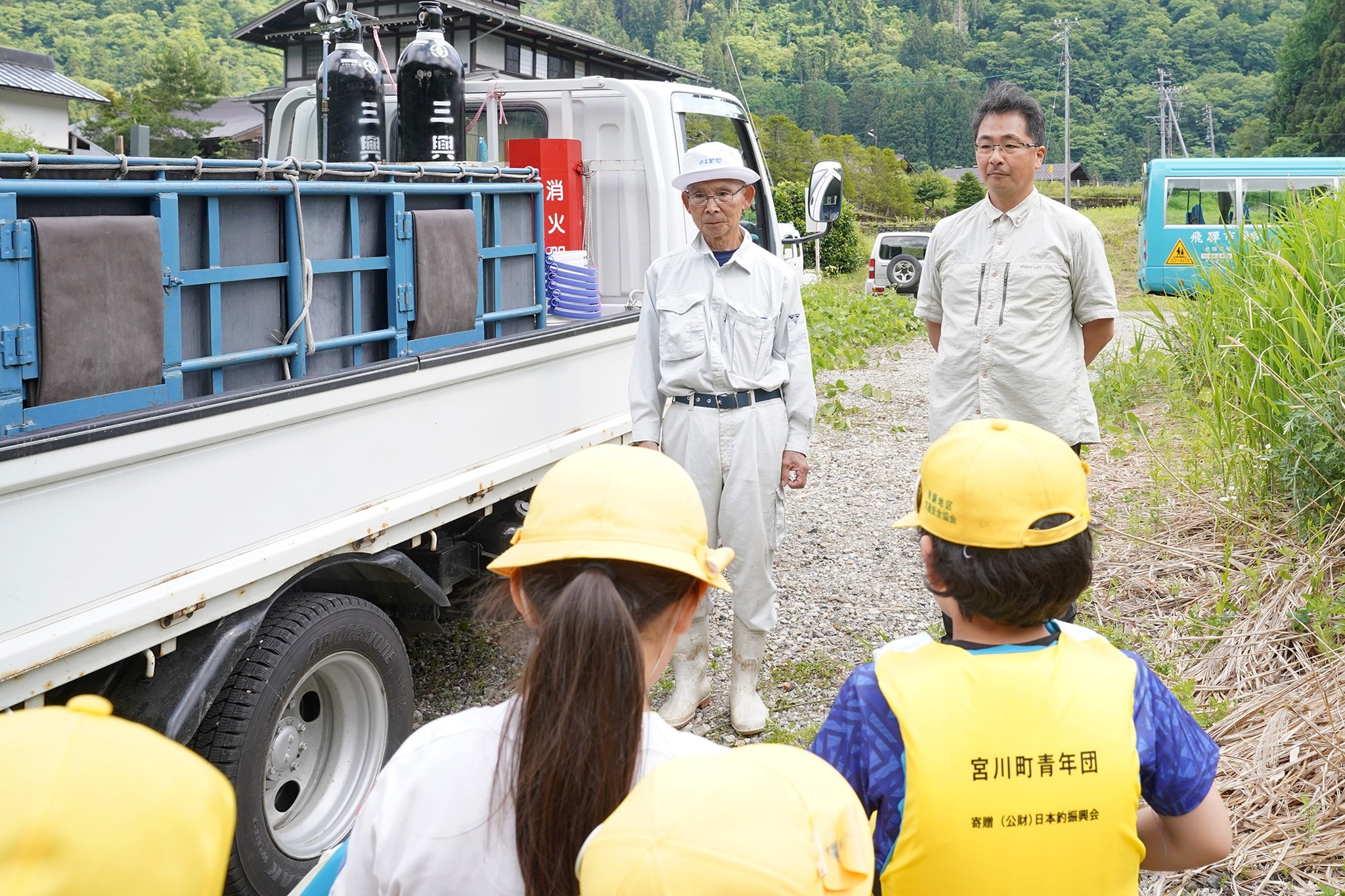 宮川小学校の児童が稚アユの放流を体験