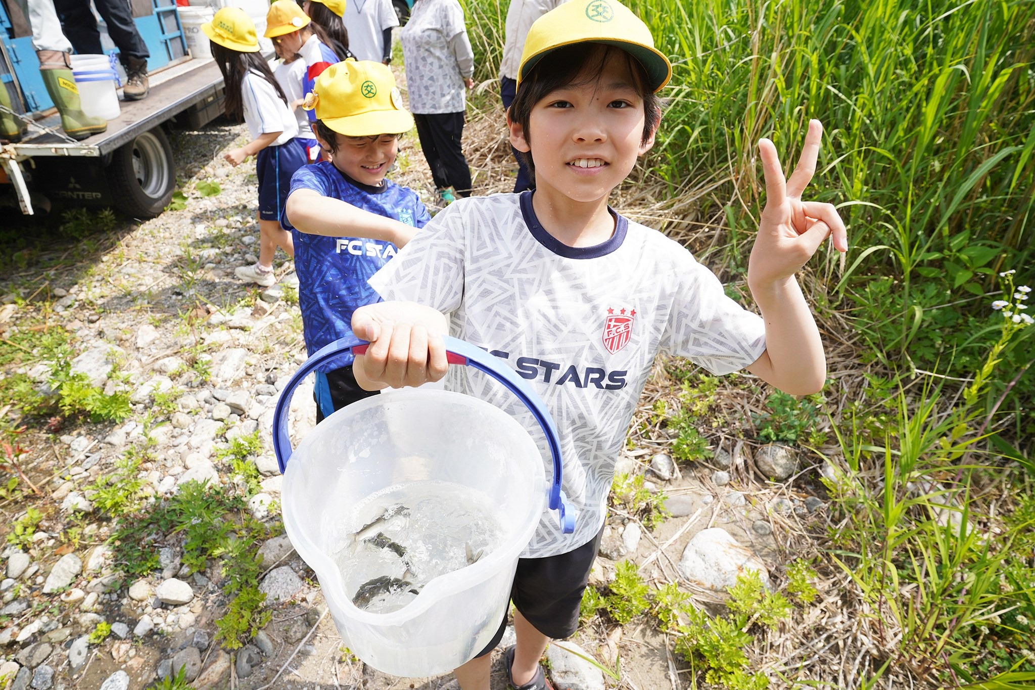 宮川小学校の児童が稚アユの放流を体験