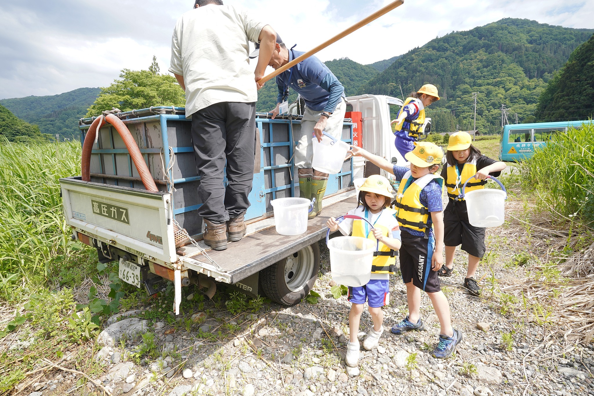 宮川小学校の児童が稚アユの放流を体験