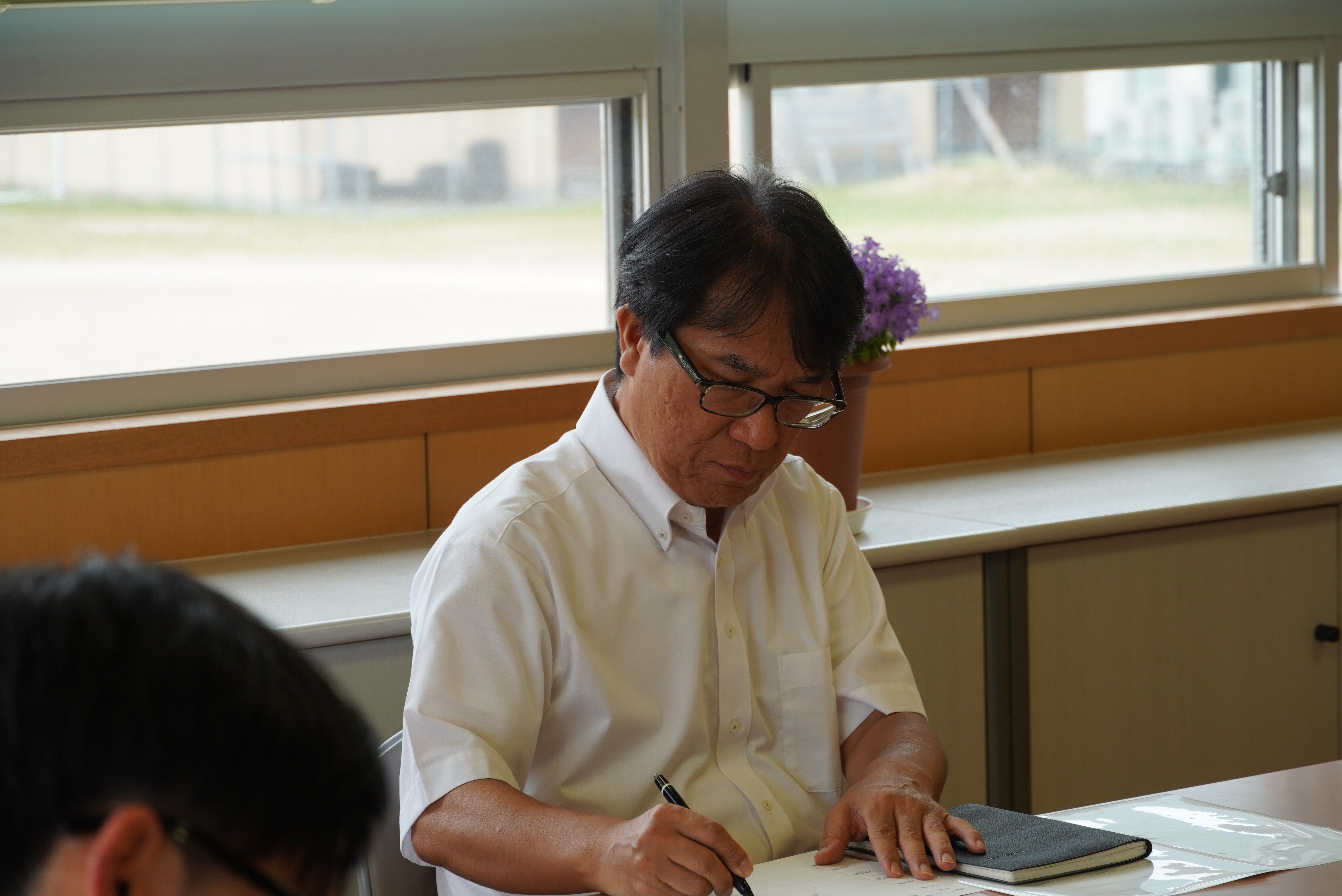 クラスで考えた企画を実現するため生徒たちが爆裂スマイル予算審査会で校長先生たちへプレゼンテーションを行いました