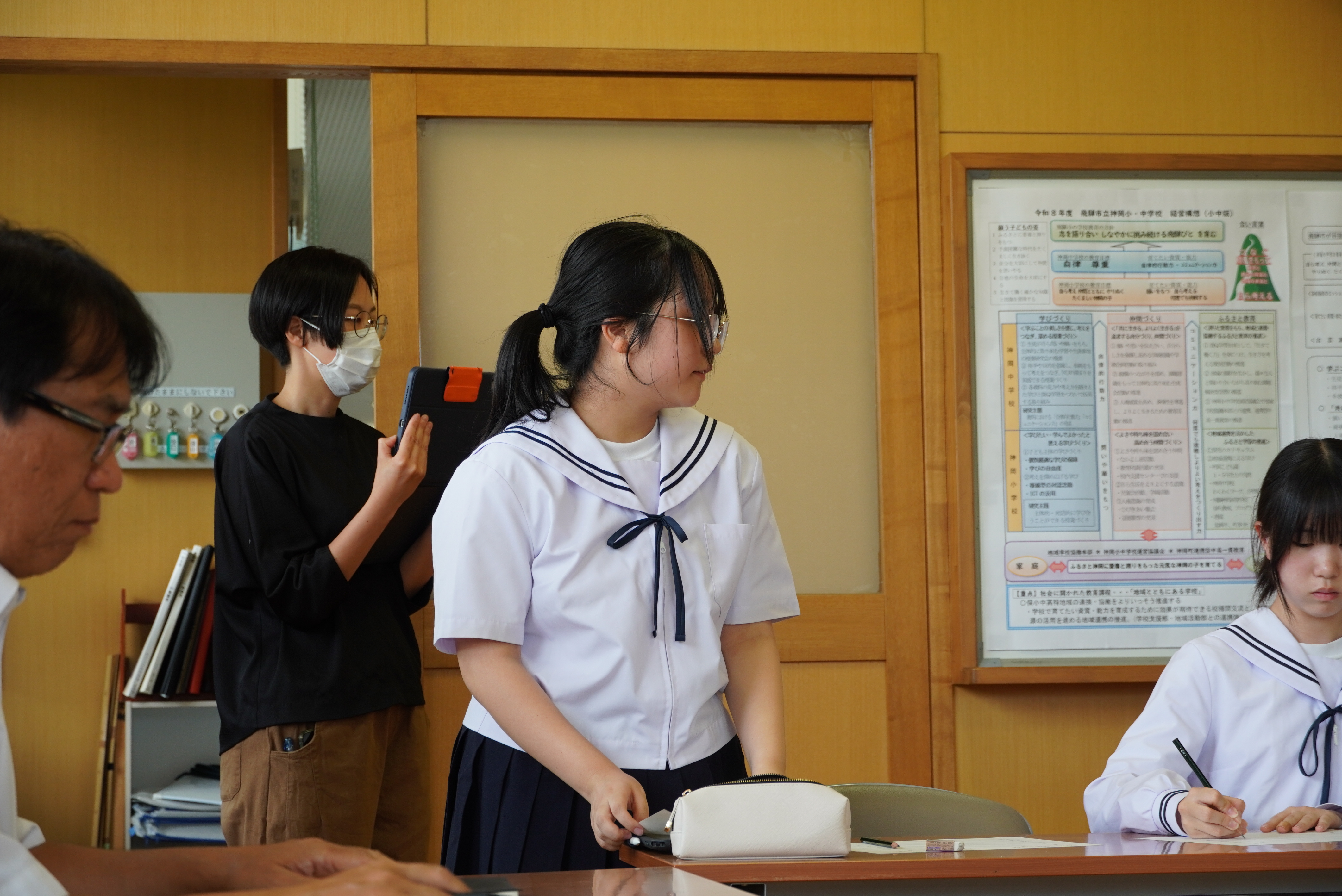 クラスで考えた企画を実現するため生徒たちが爆裂スマイル予算審査会で校長先生たちへプレゼンテーションを行いました