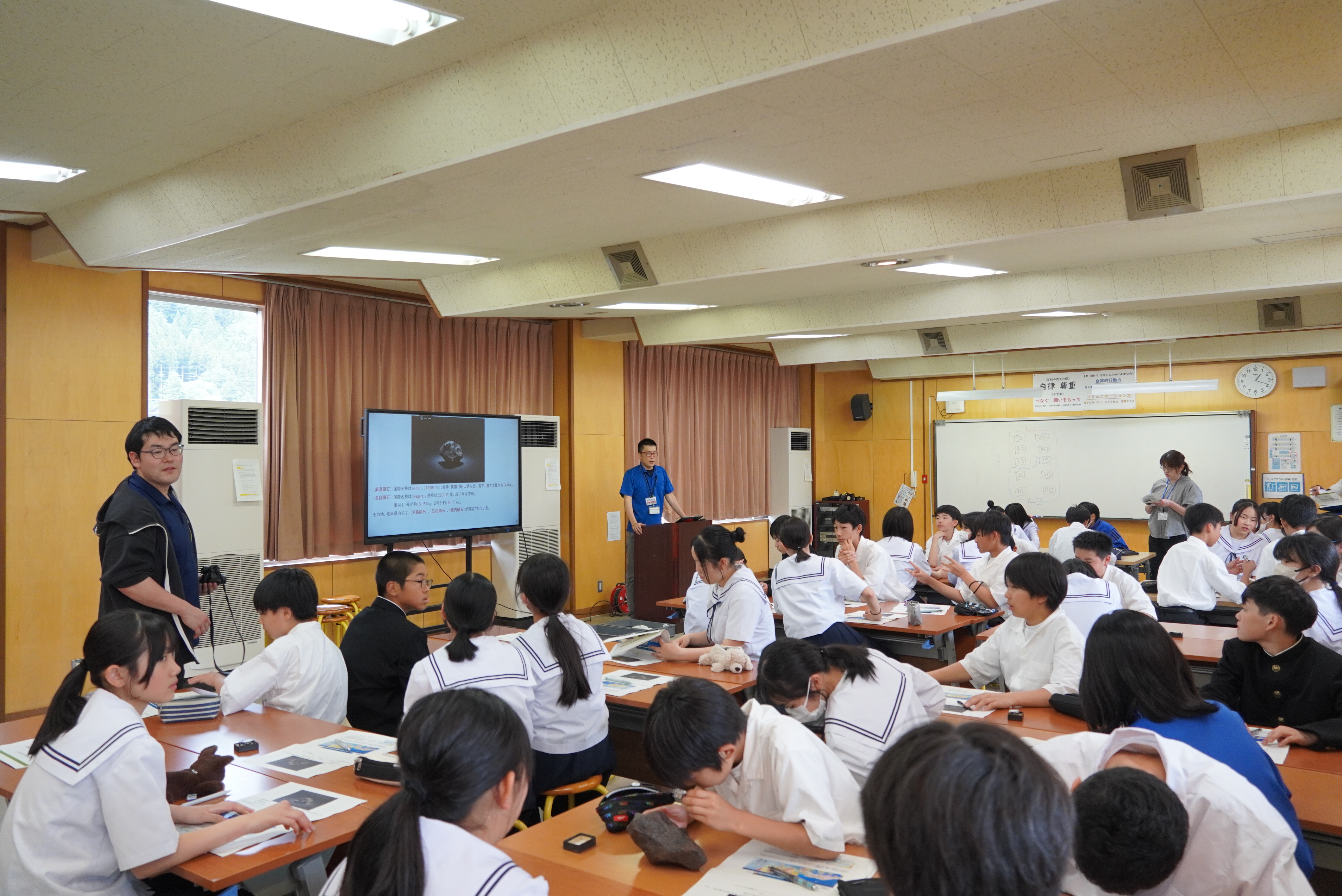 神岡中学校1年生が岐阜県博物館学芸員から特別に化石についての話を聴かせてもらいました