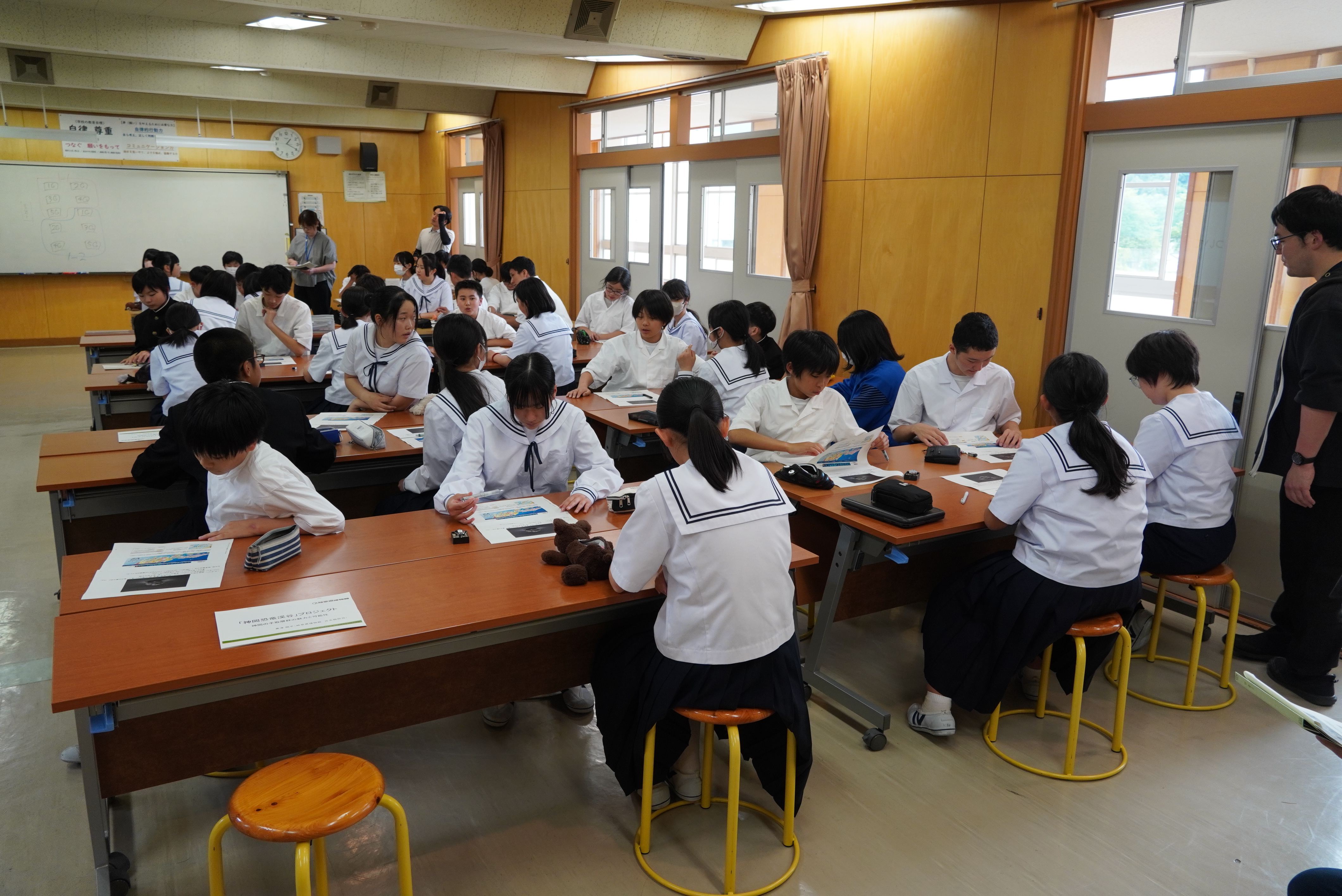神岡中学校1年生が岐阜県博物館学芸員から特別に化石についての話を聴かせてもらいました