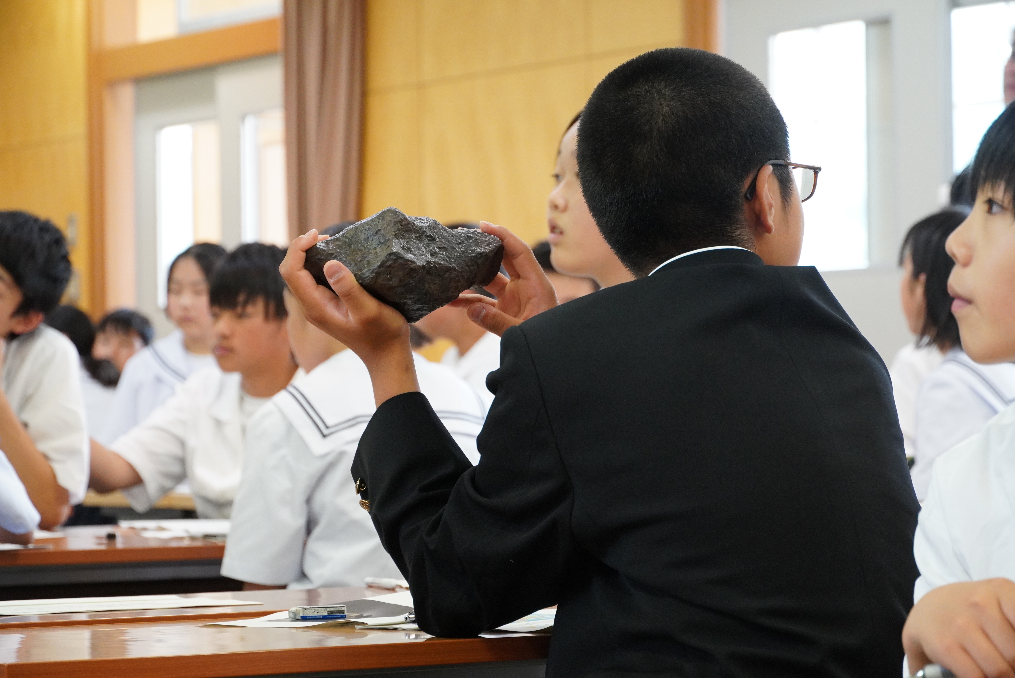 神岡中学校1年生が岐阜県博物館学芸員から特別に化石についての話を聴かせてもらいました