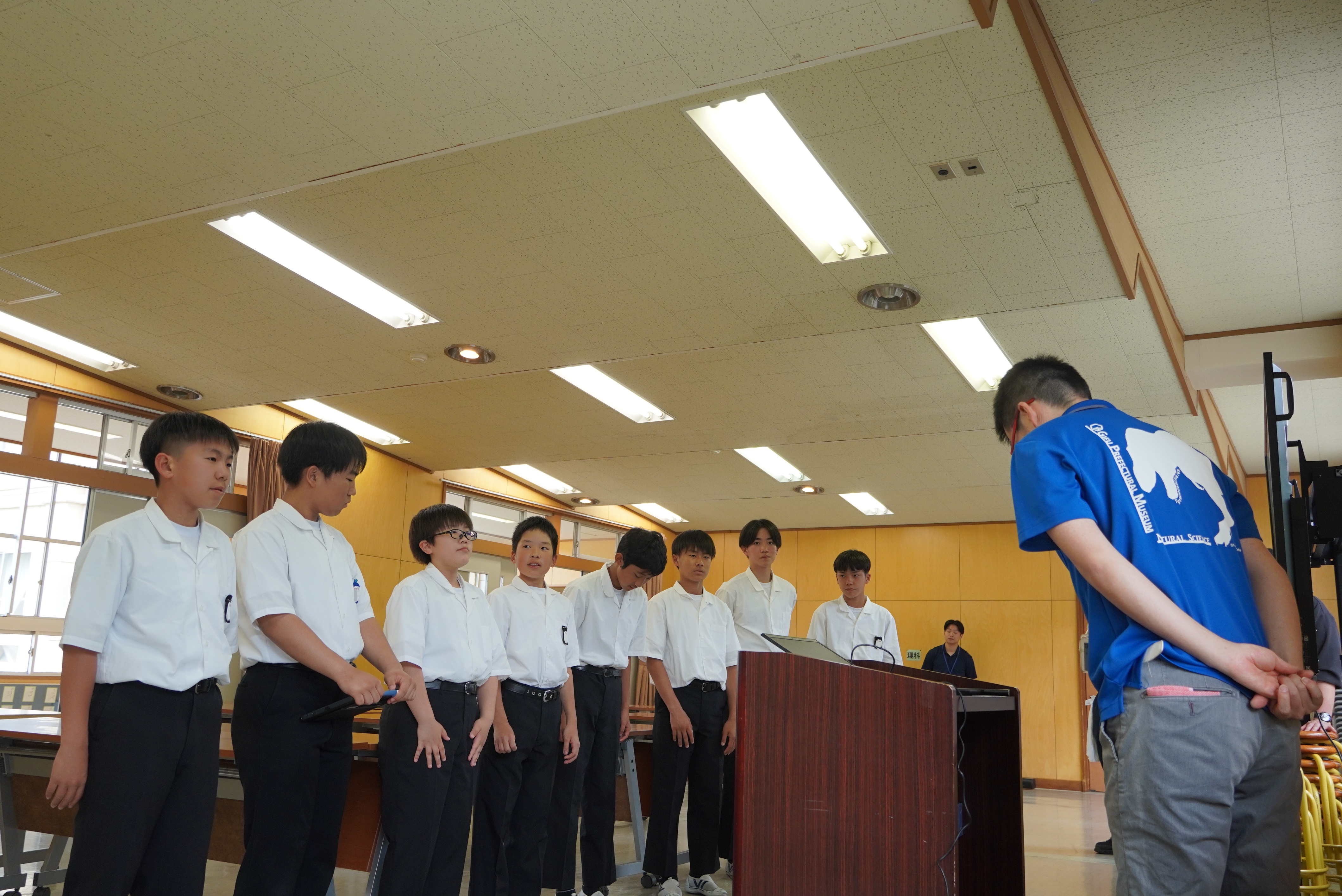 神岡中学校1年生が岐阜県博物館学芸員から特別に化石についての話を聴かせてもらいました