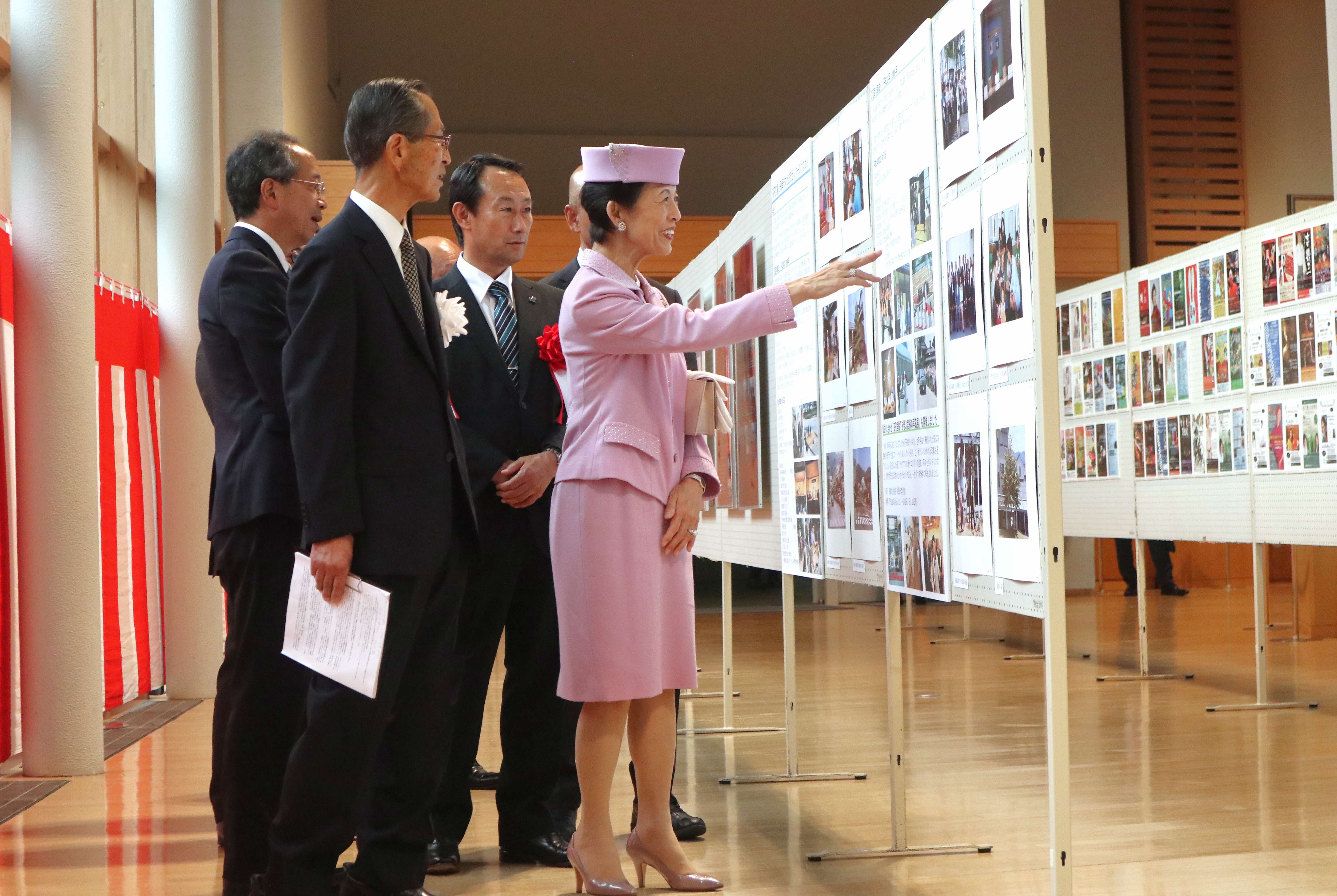 高円宮妃久子さま招き、文化交流センター20周年式典を開催