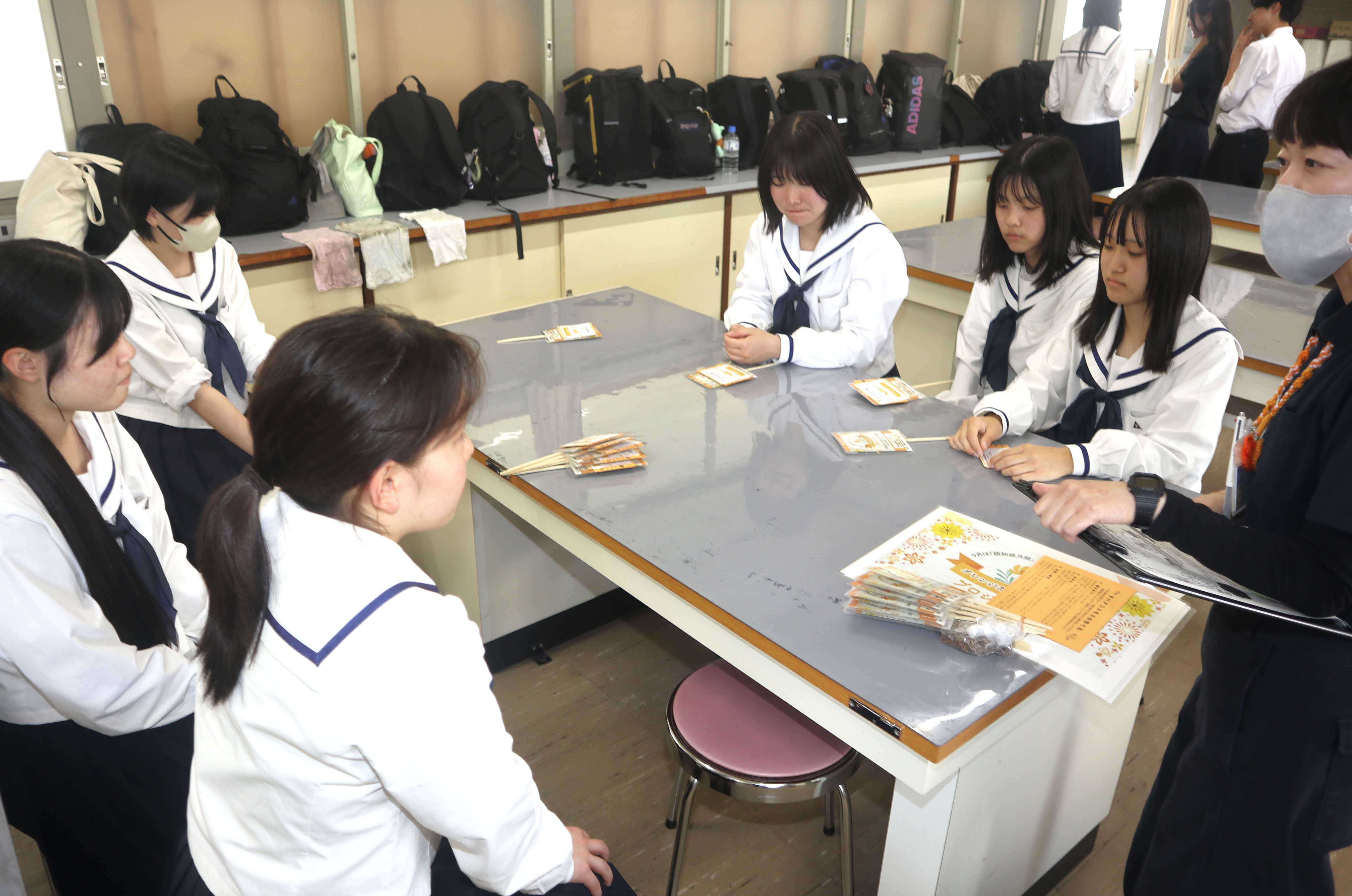 認知症に理解を。吉城高華道部がキバナコスモス種まき会を実施