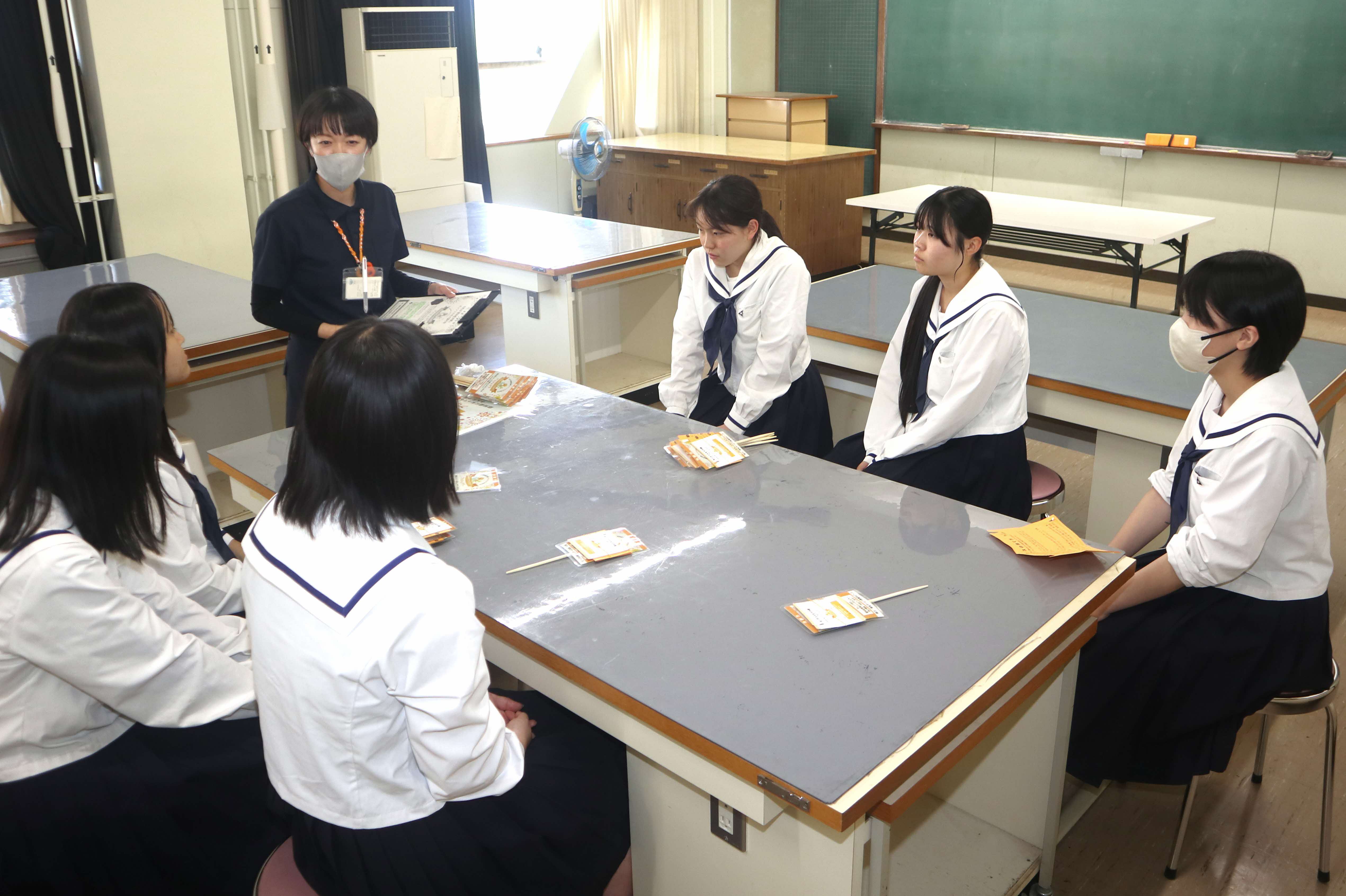 認知症に理解を。吉城高華道部がキバナコスモス種まき会を実施