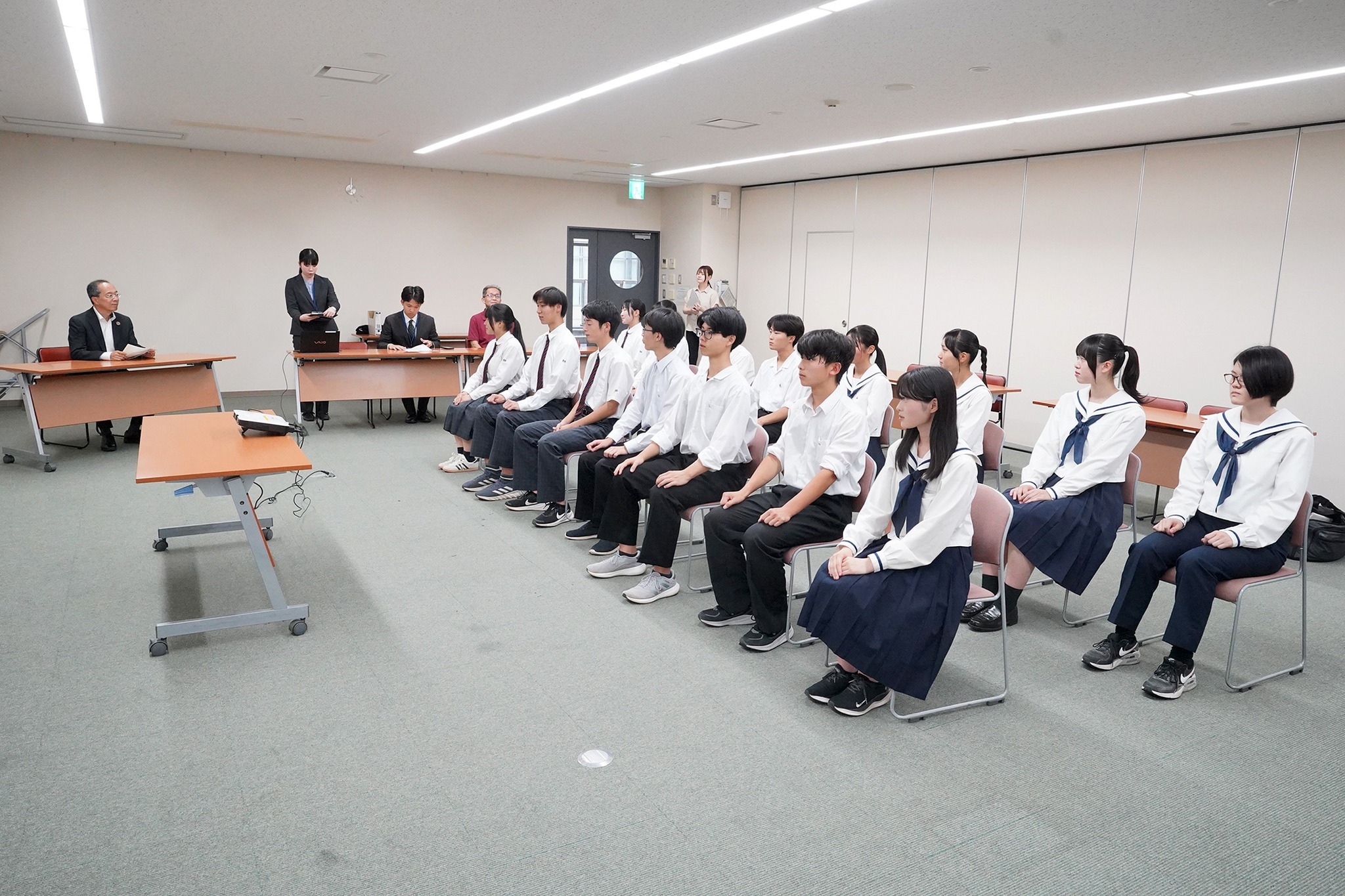 台湾でのホームステイ研修を前に高校生らが意気込みを語りました