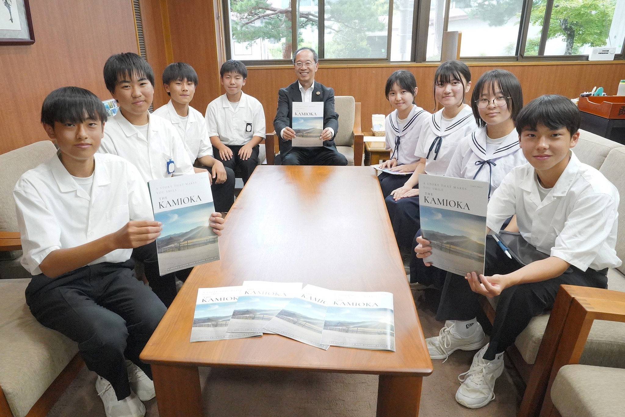 神岡中学校2年1組の生徒らがタウン誌を制作し地域へ配布