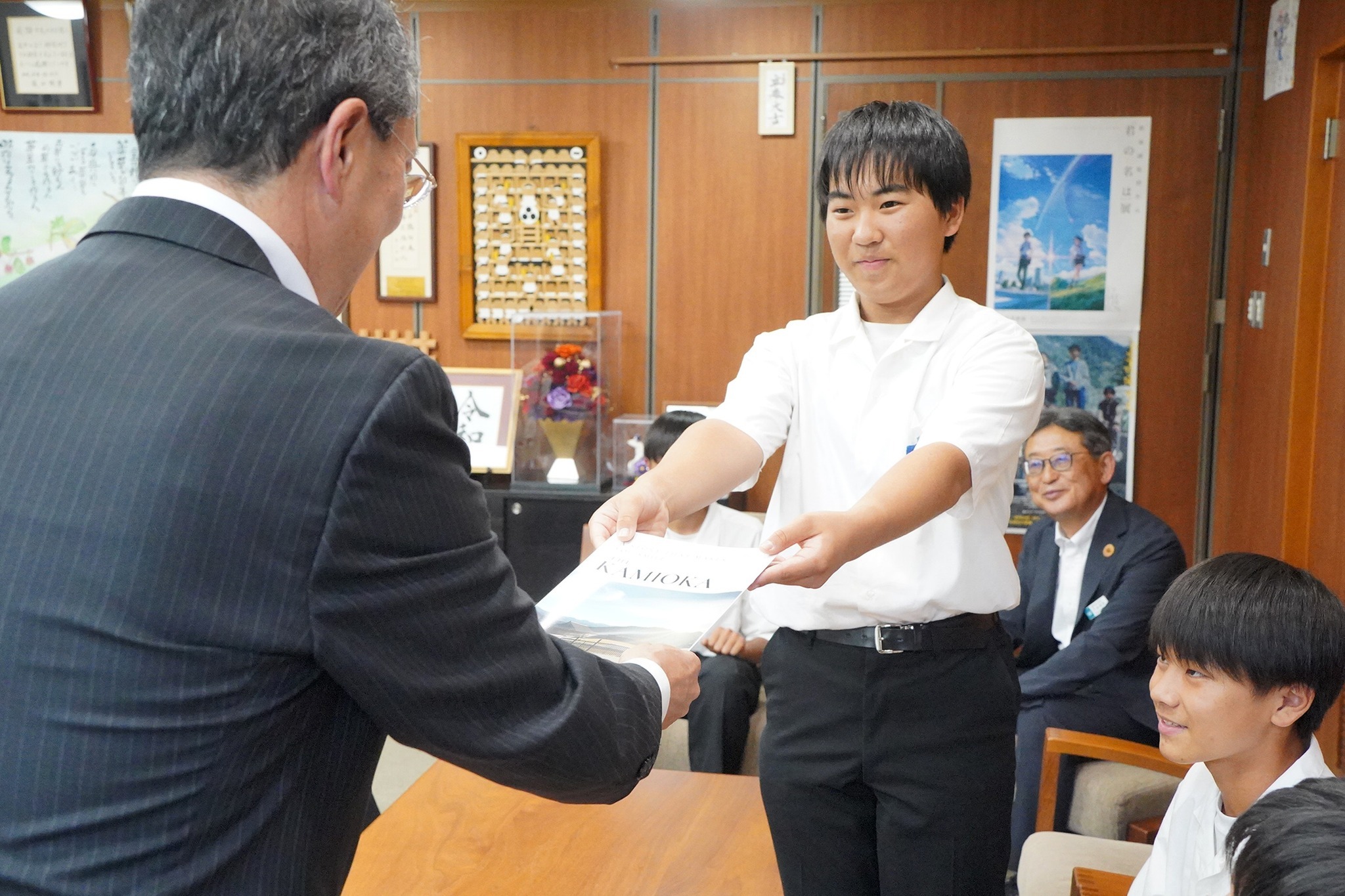 神岡中学校2年1組の生徒らがタウン誌を制作し地域へ配布