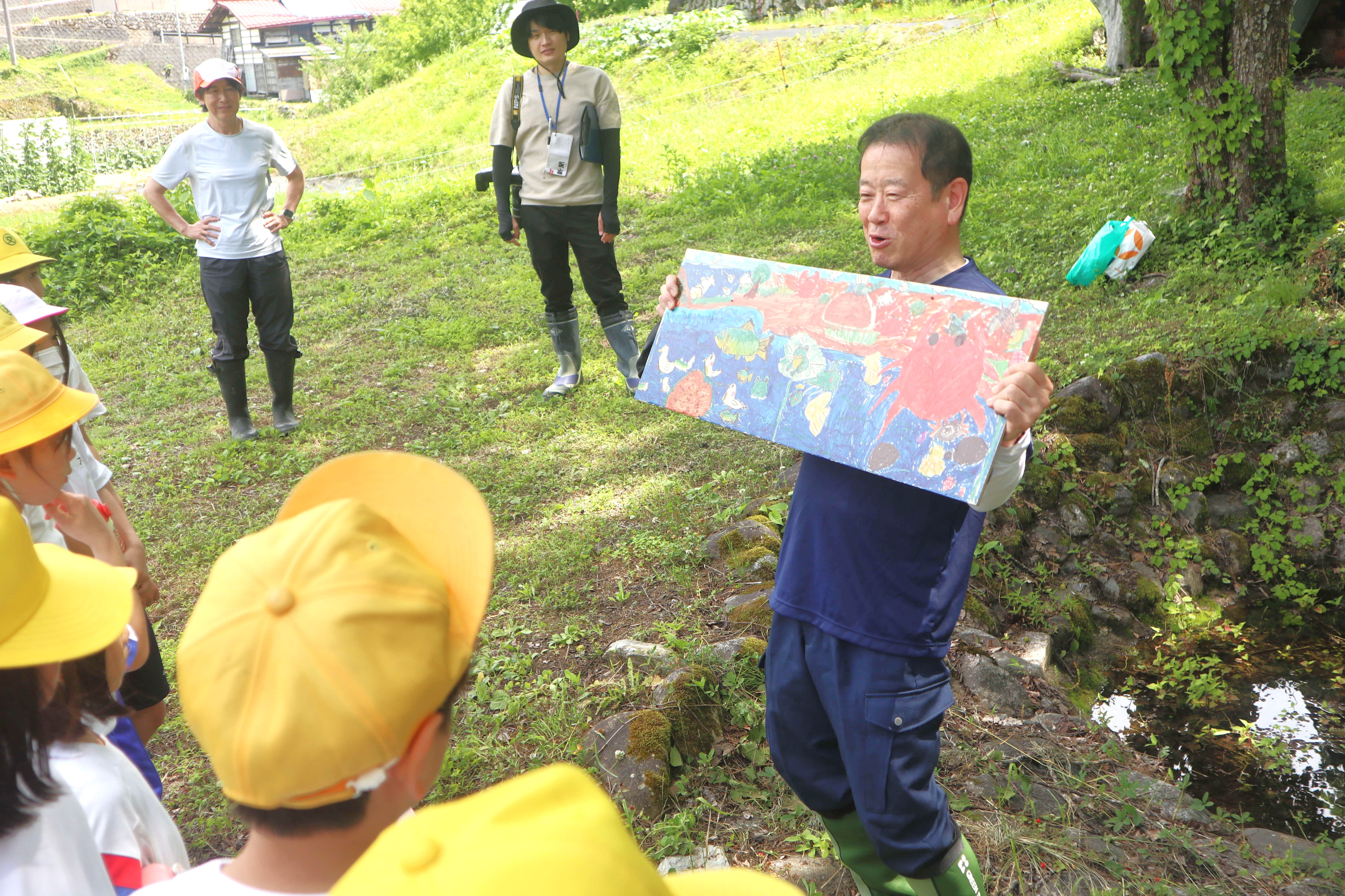 宮川小の児童たちが故郷を思い描いた溶岩プレートを設置しました