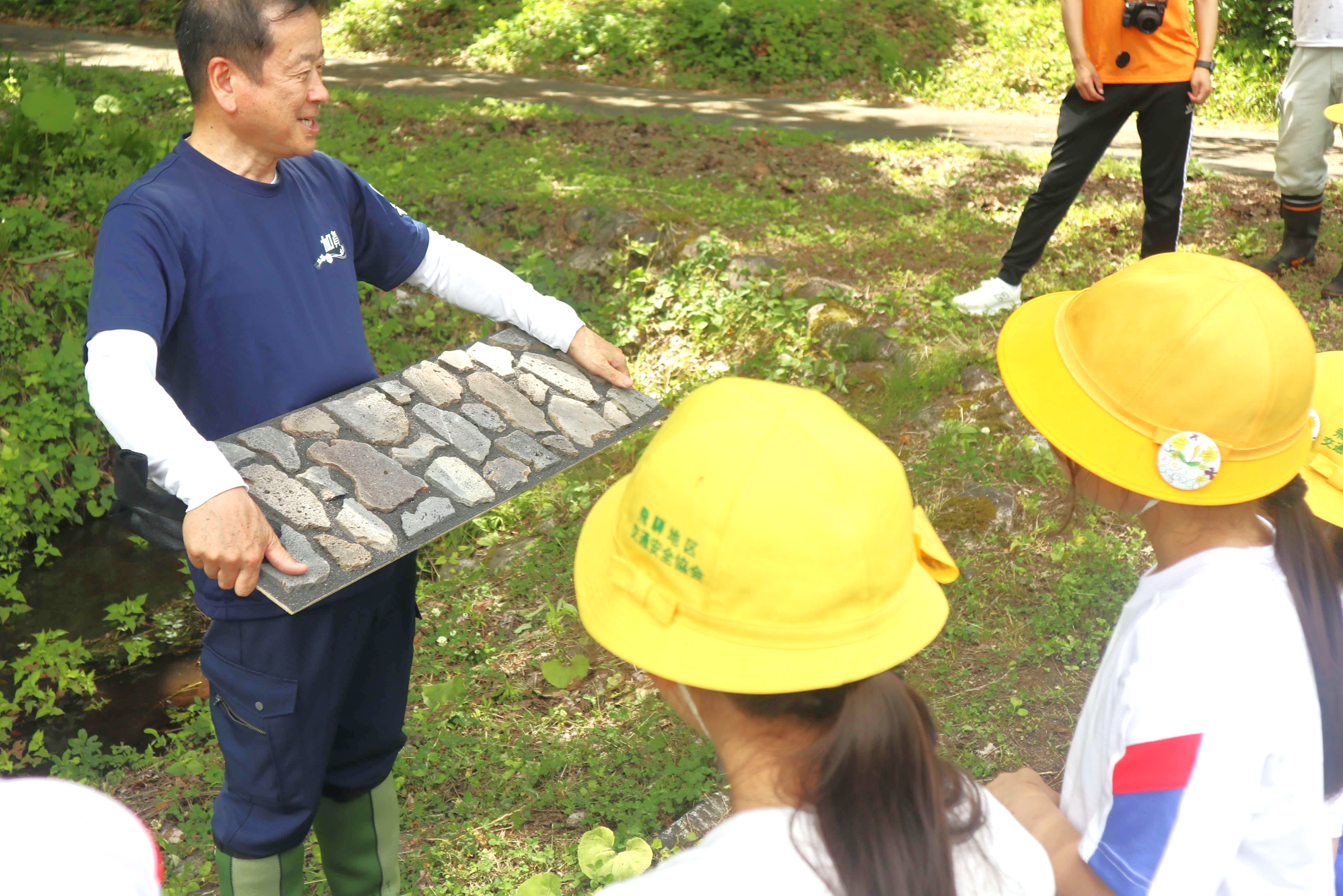 宮川小の児童たちが故郷を思い描いた溶岩プレートを設置しました