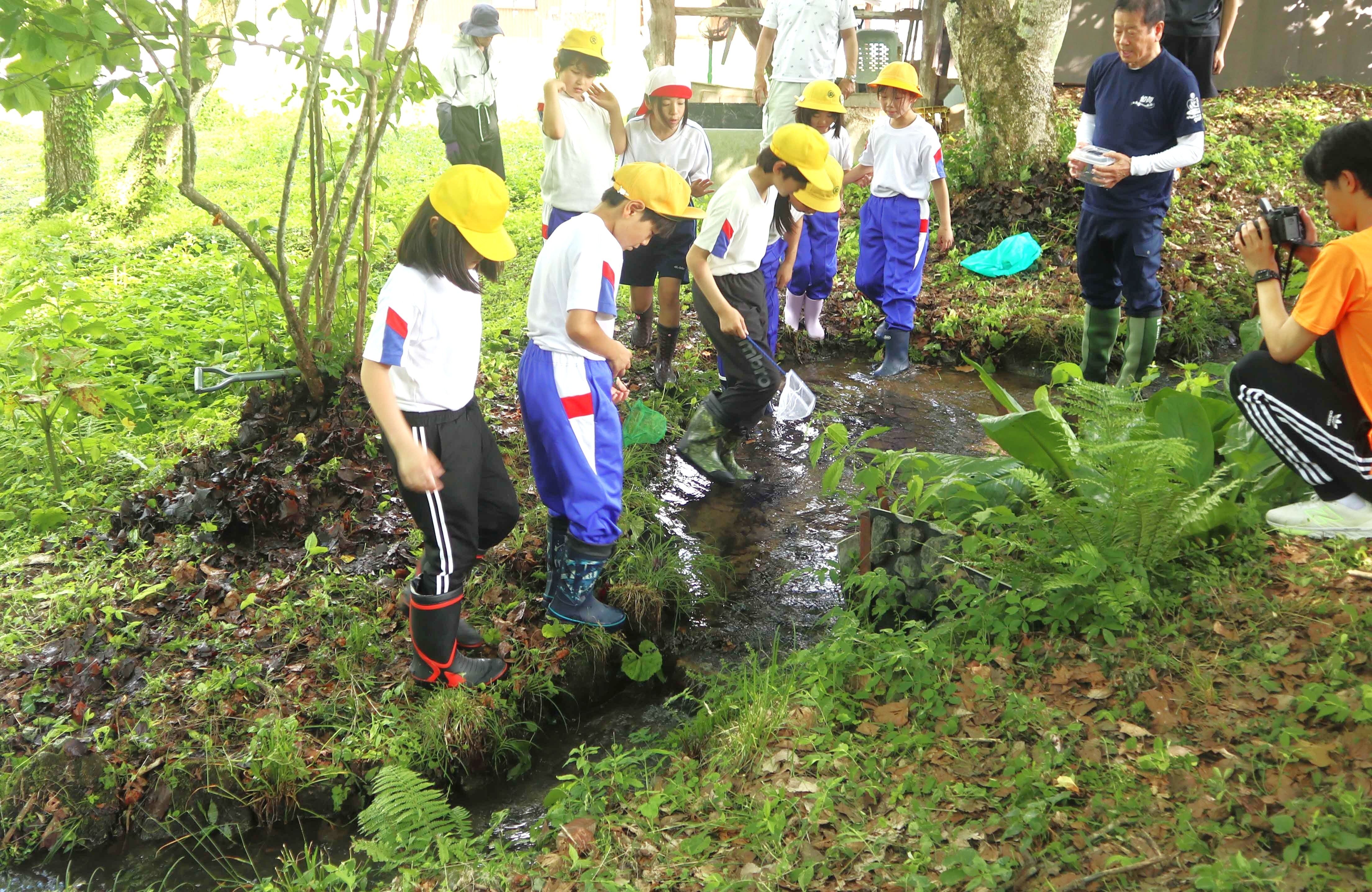 宮川小の児童たちが故郷を思い描いた溶岩プレートを設置しました