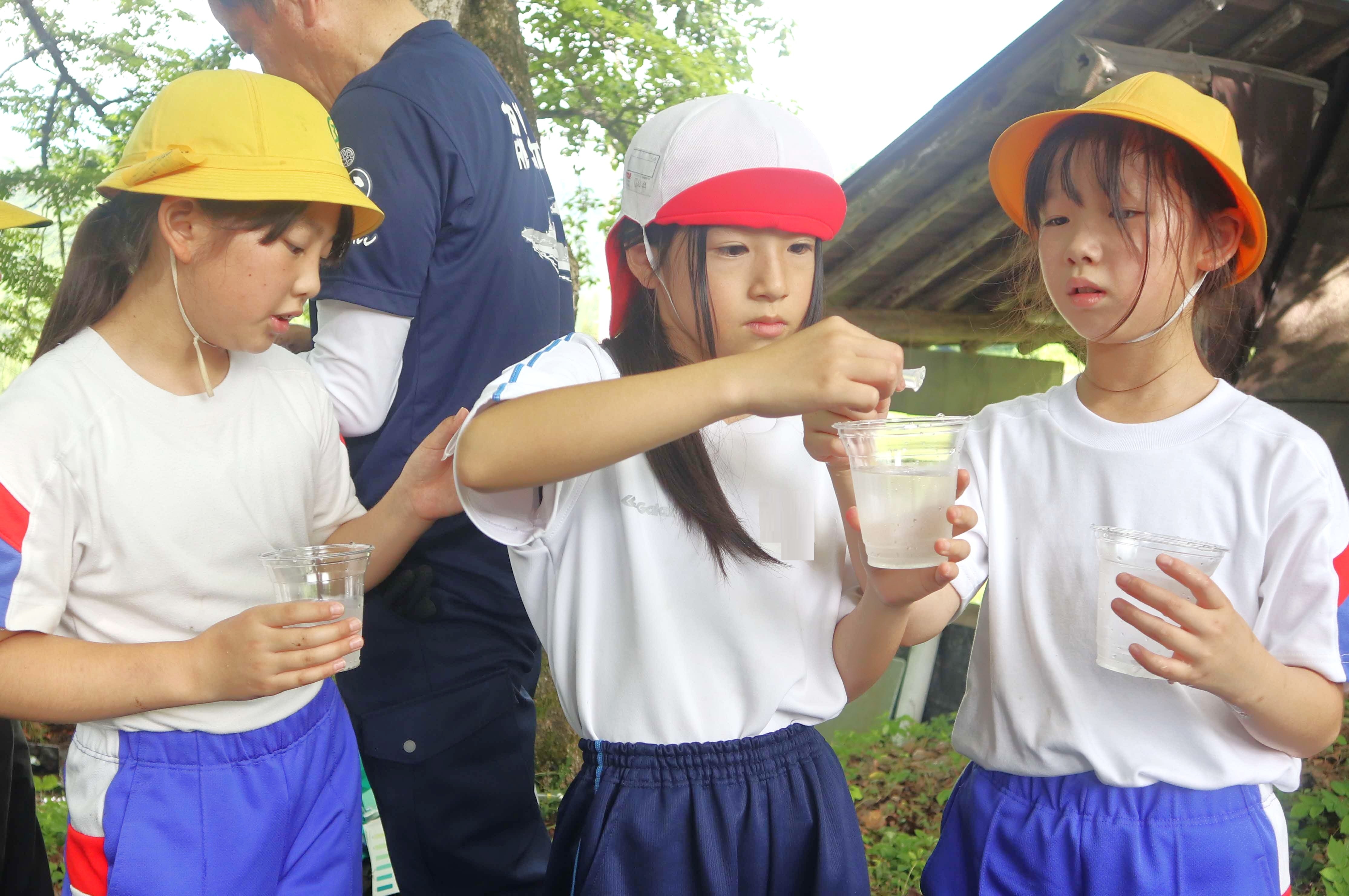 宮川小の児童たちが故郷を思い描いた溶岩プレートを設置しました