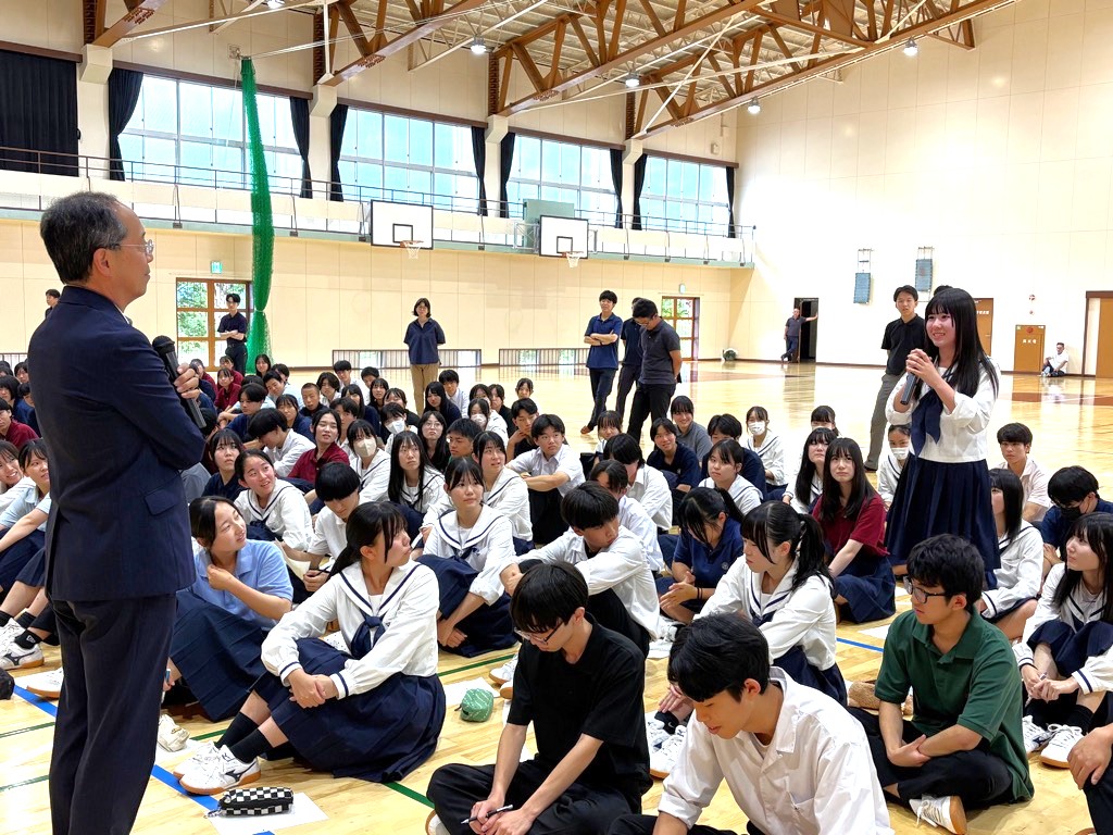 吉城高校普通科の1、2年生を対象に都竹市長による講義が行われました