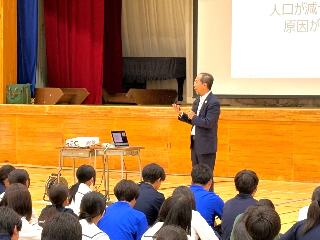 吉城高校普通科の1、2年生を対象に都竹市長による講義が行われました