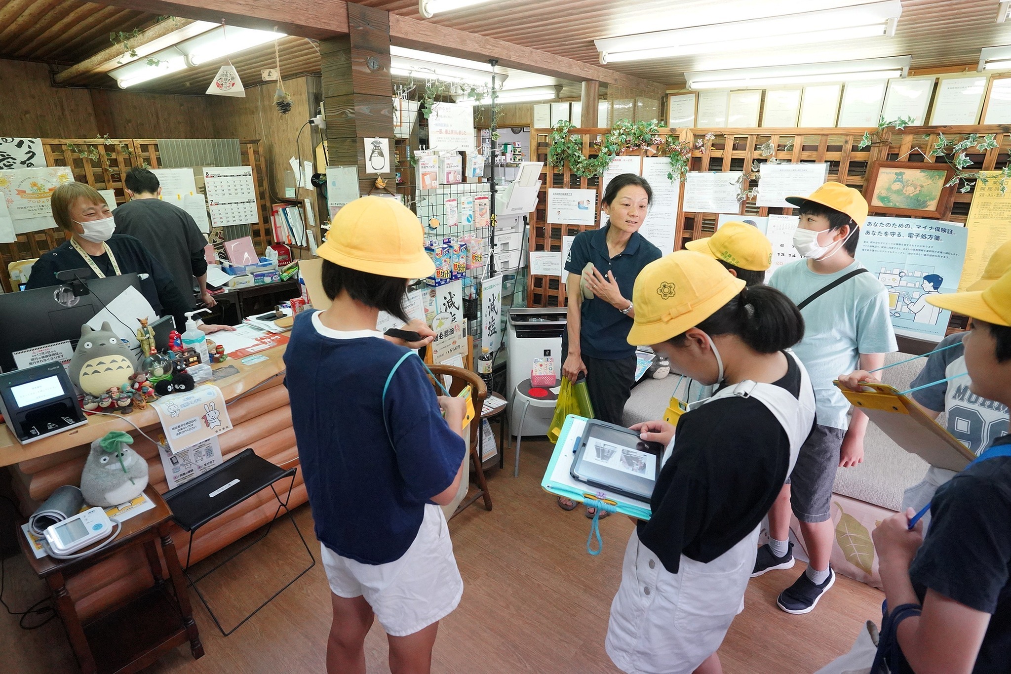 古川小6年生がかんな削り体験や町並み見学などを行いました