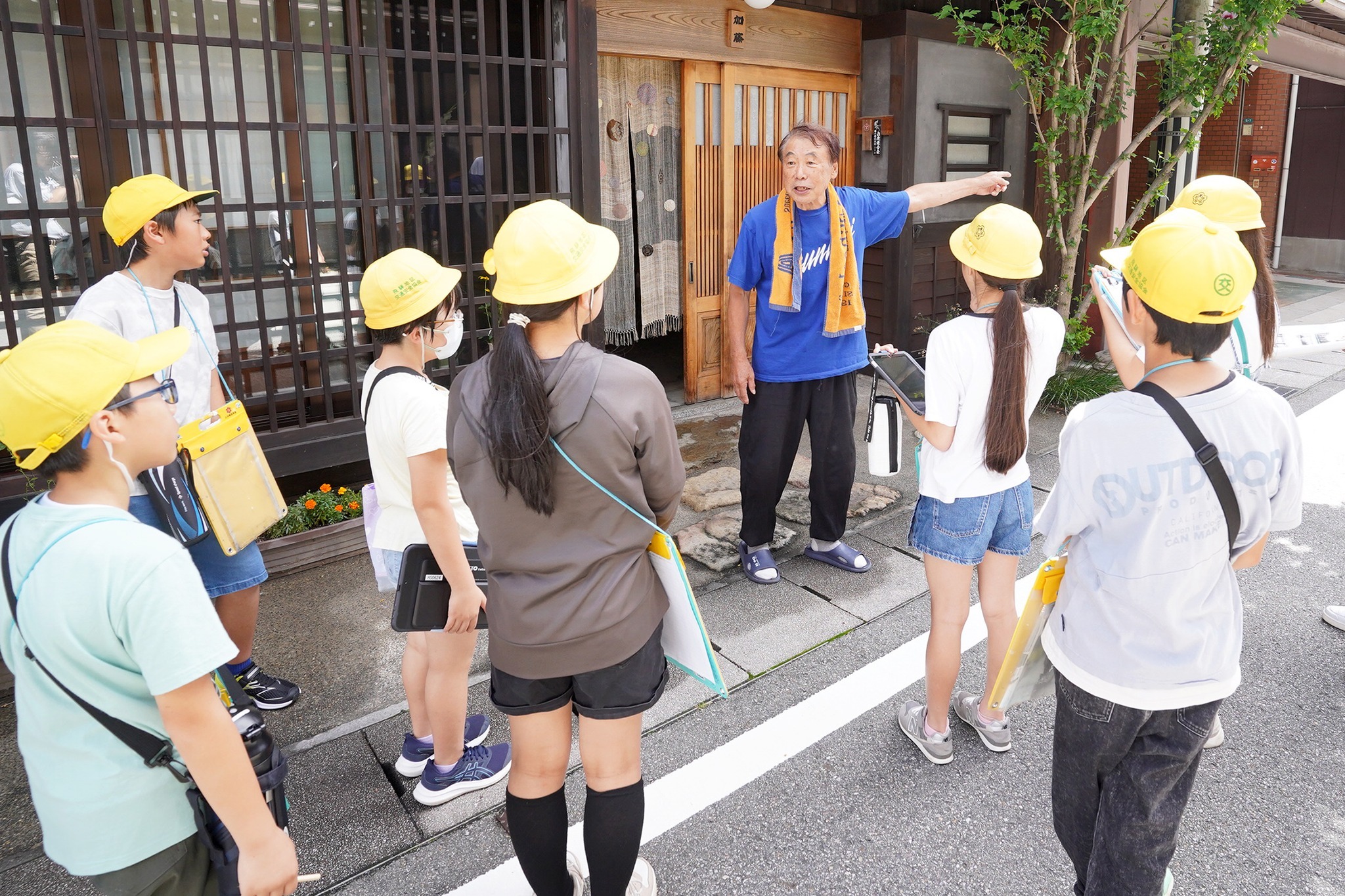 古川小6年生がかんな削り体験や町並み見学などを行いました