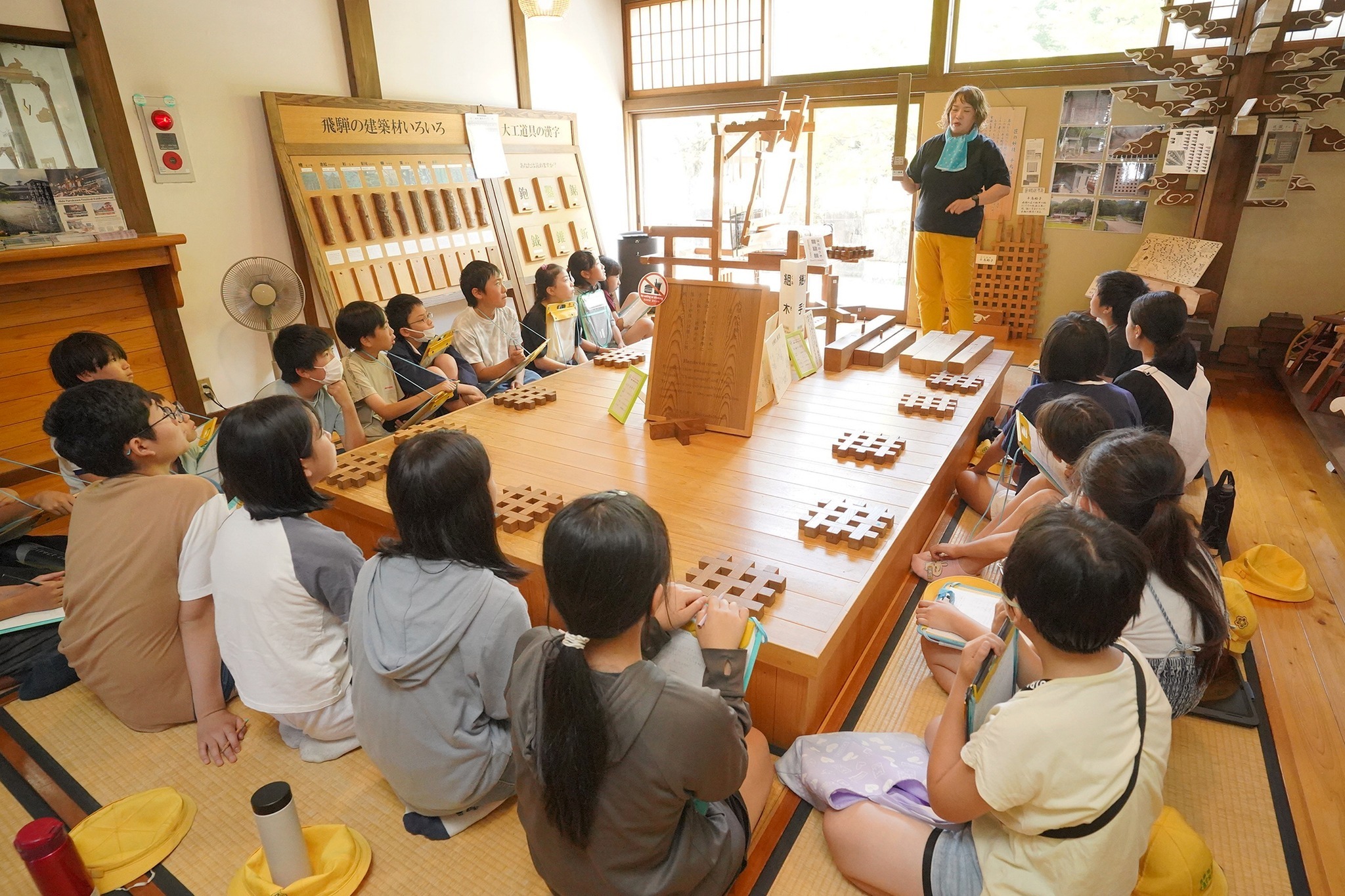 古川小6年生がかんな削り体験や町並み見学などを行いました