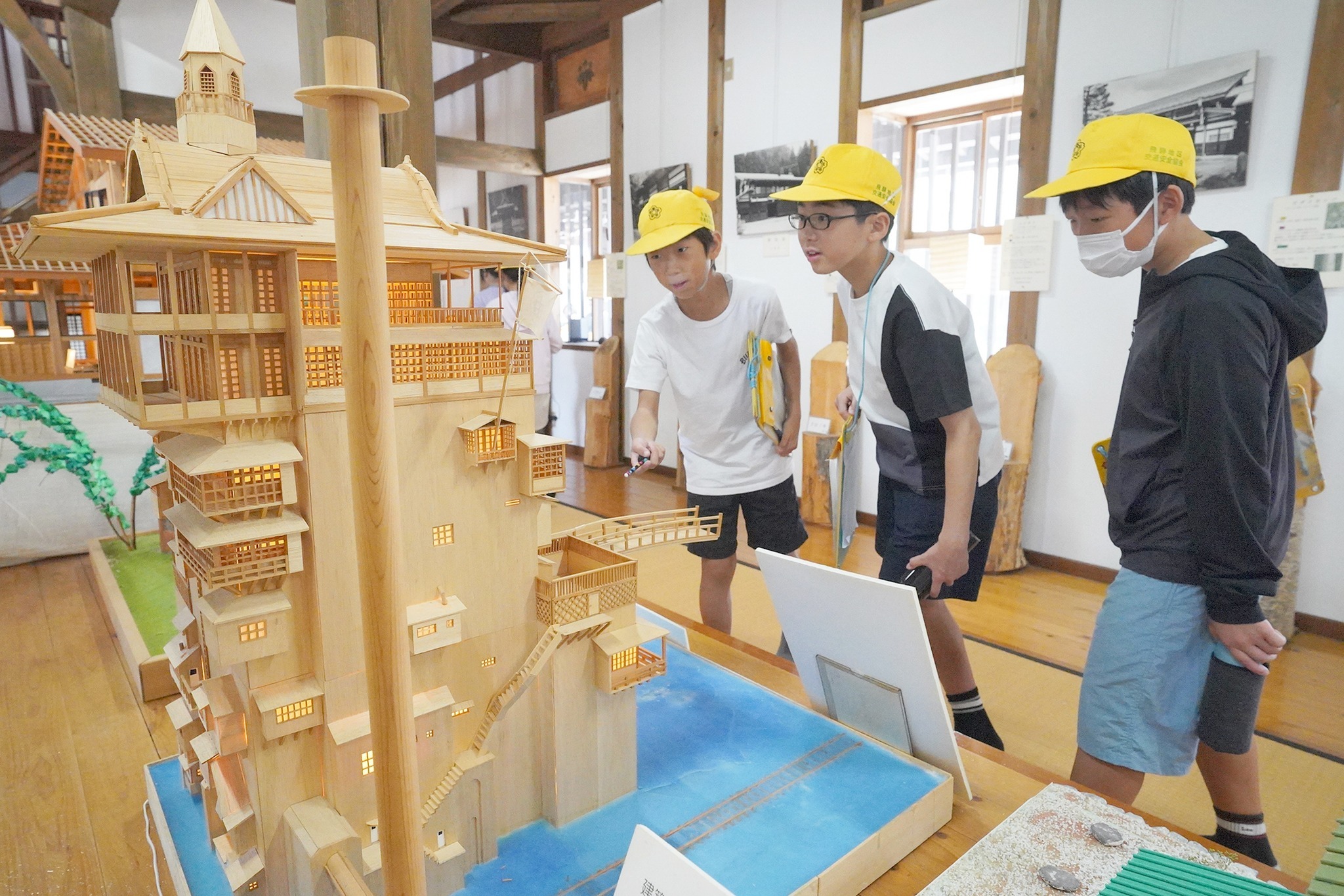 古川小6年生がかんな削り体験や町並み見学などを行いました