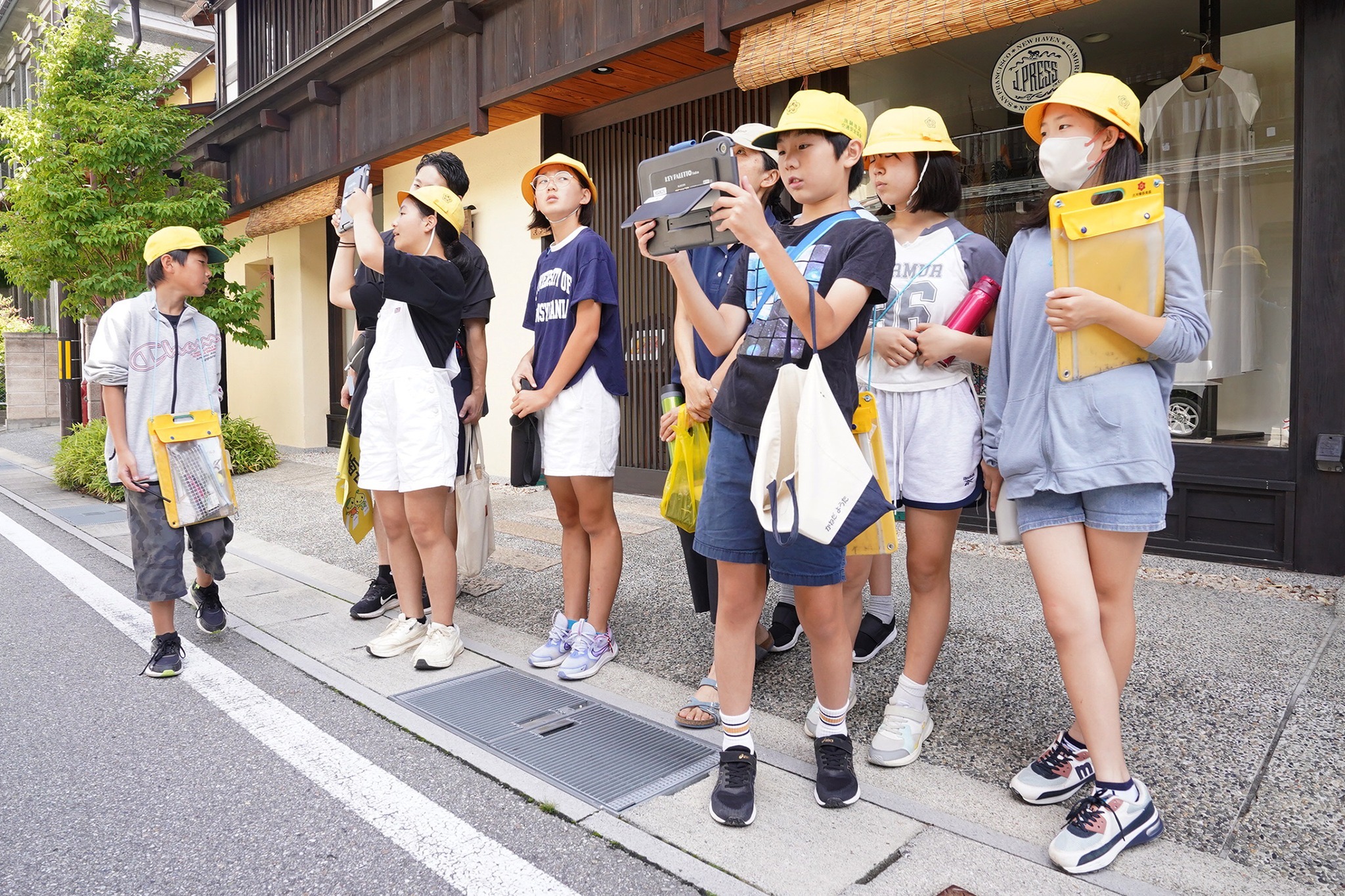 古川小6年生がかんな削り体験や町並み見学などを行いました