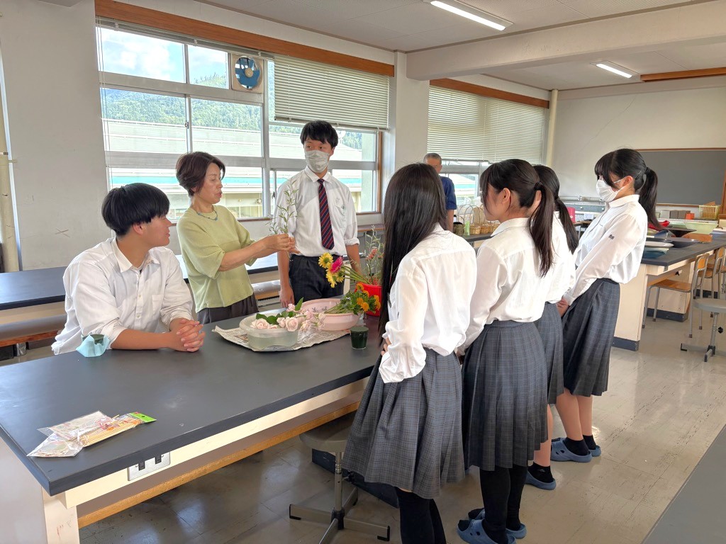 飛騨神岡高校華道部がたんぽぽ苑へフラワーアレンジメントを贈りました