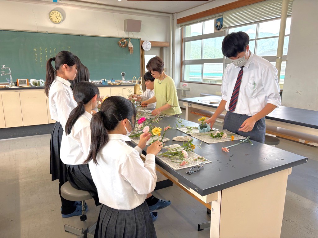 飛騨神岡高校華道部がたんぽぽ苑へフラワーアレンジメントを贈りました