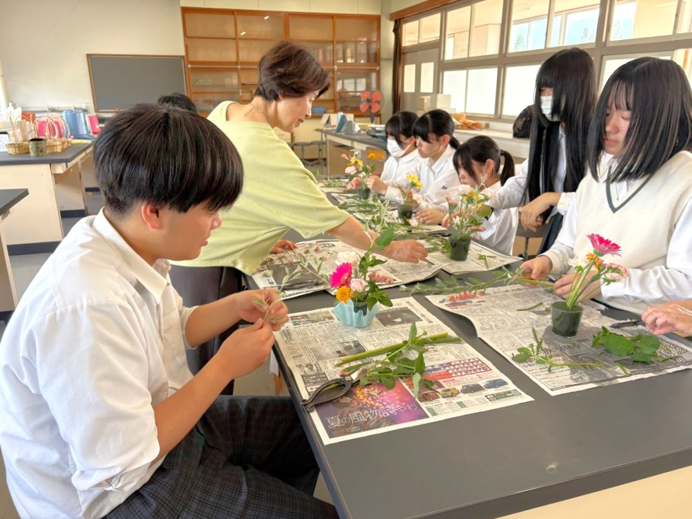 飛騨神岡高校華道部がたんぽぽ苑へフラワーアレンジメントを贈りました