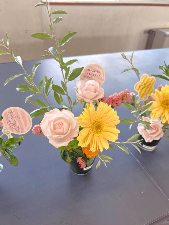 飛騨神岡高校華道部がたんぽぽ苑へフラワーアレンジメントを贈りました