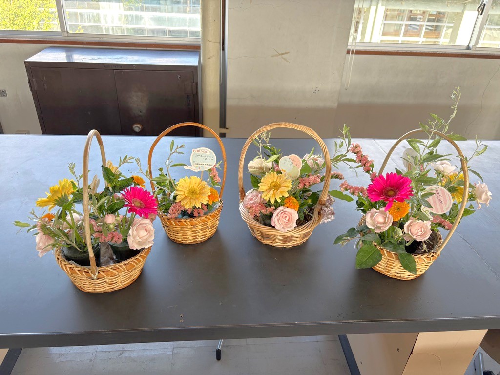 飛騨神岡高校華道部がたんぽぽ苑へフラワーアレンジメントを贈りました