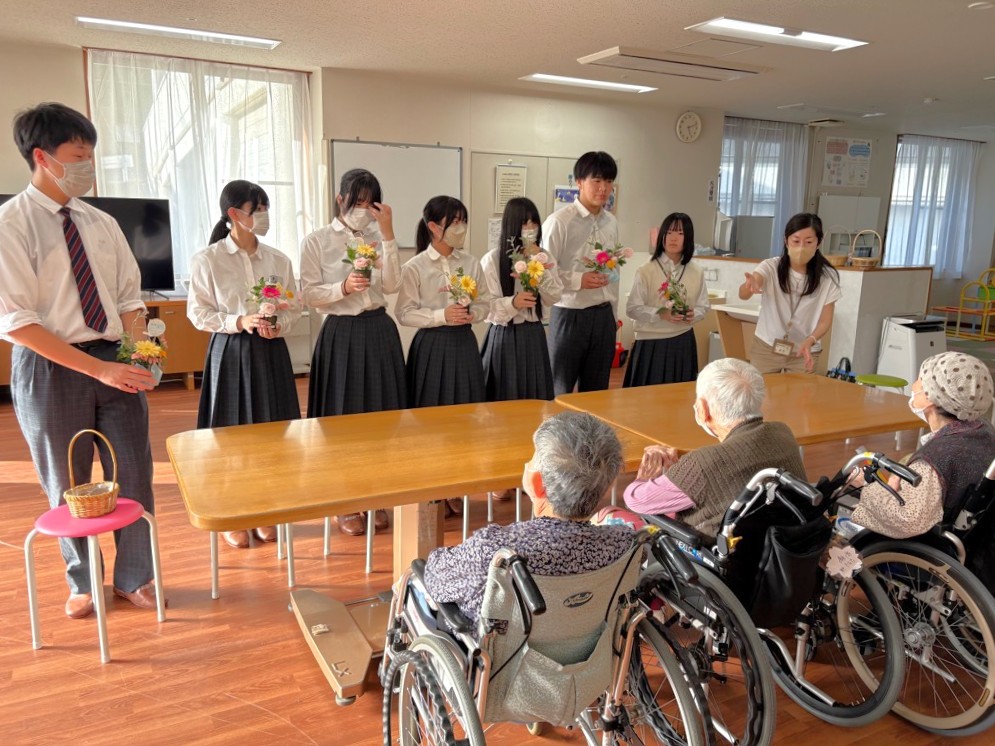 飛騨神岡高校華道部がたんぽぽ苑へフラワーアレンジメントを贈りました