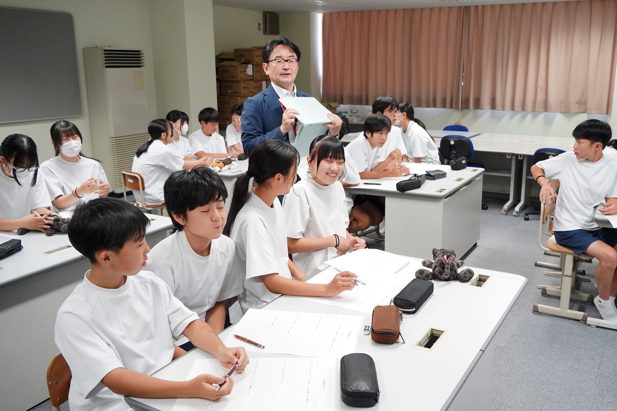 朝日新聞社による作文指導の出前教室を開催
