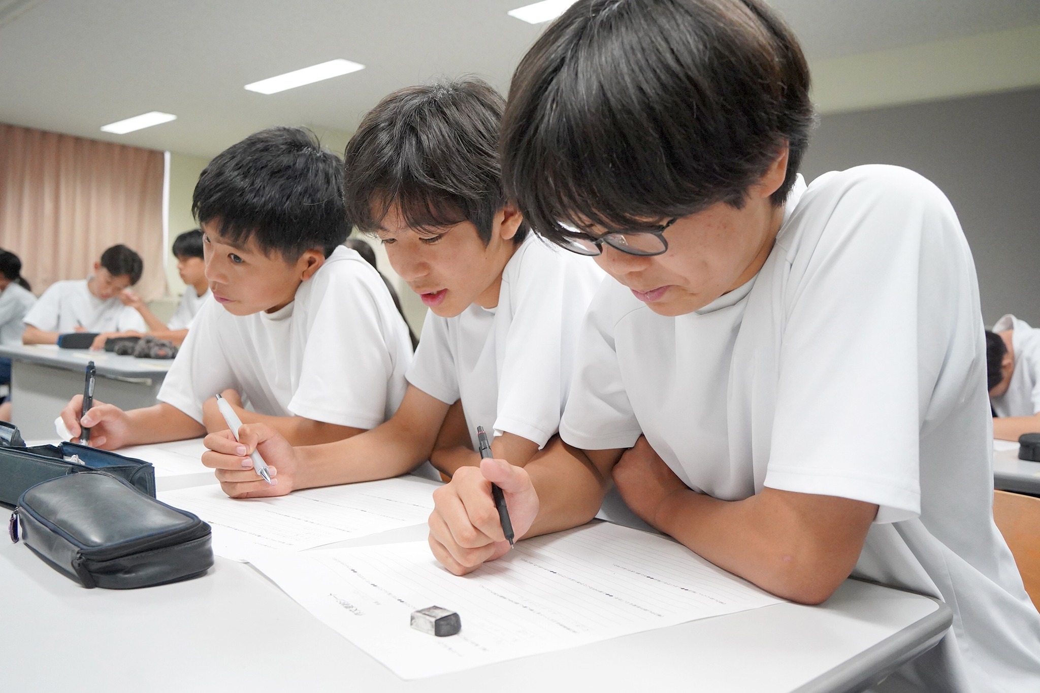 朝日新聞社による作文指導の出前教室を開催