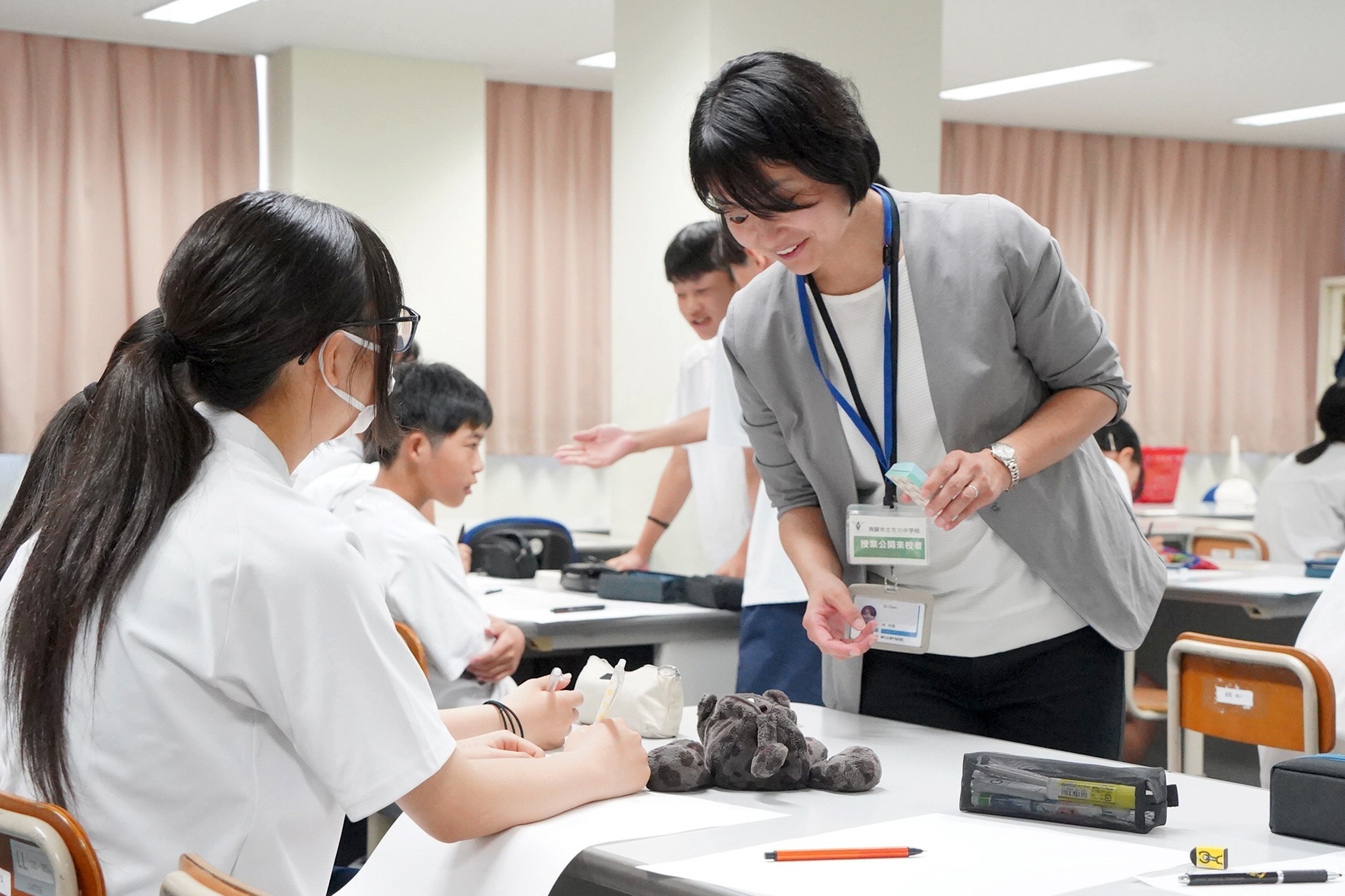 朝日新聞社による作文指導の出前教室を開催