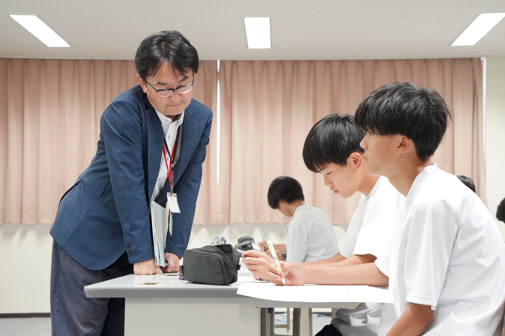 朝日新聞社による作文指導の出前教室を開催
