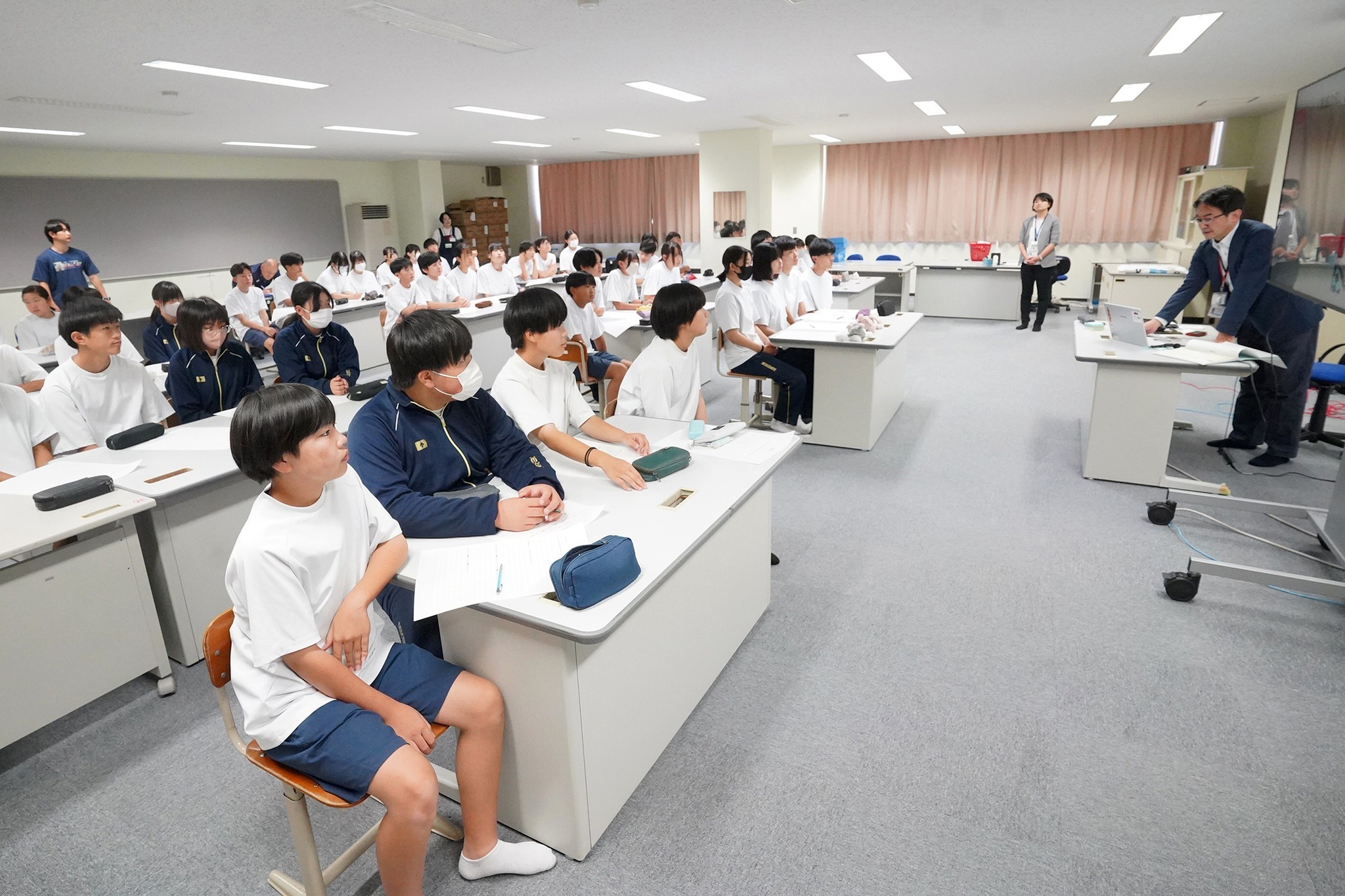 朝日新聞社による作文指導の出前教室を開催