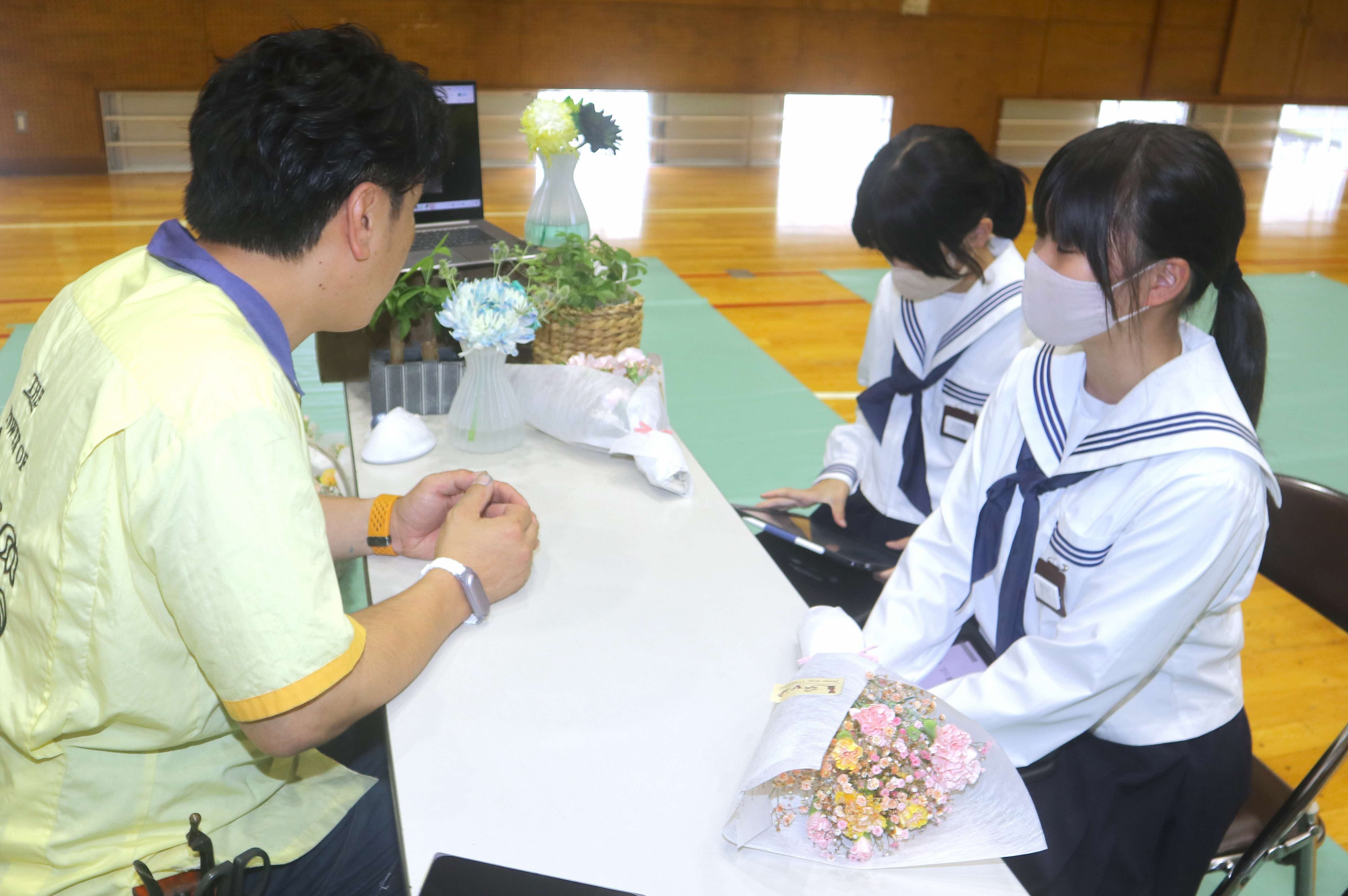古川中で多種多様な職業を学び、職場体験に活かす「ふるさと職業展」が開催されました
